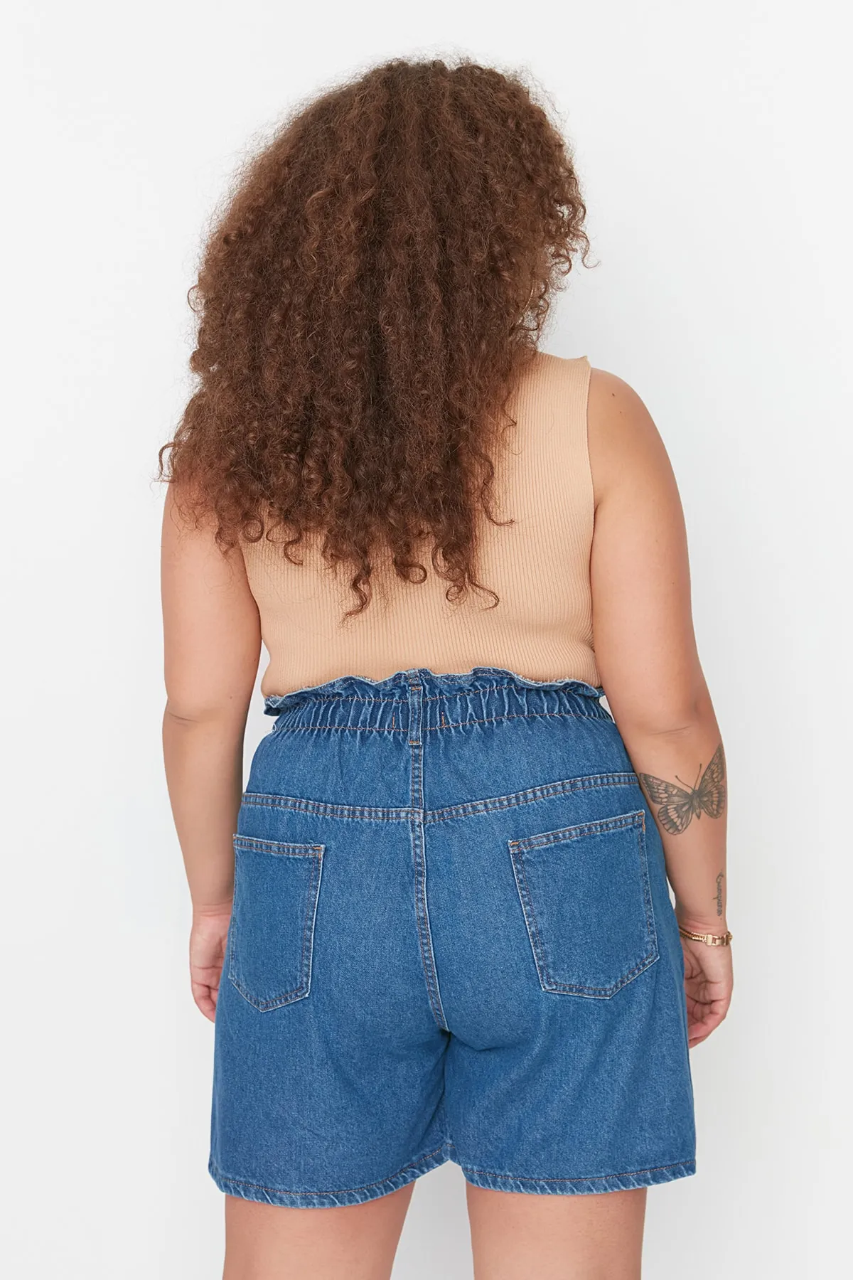 Trendyol Curve  Blaue Denim-Shorts mit hoher Taille, elastischem Bund und Knöpfen vorne und weitem Schnitt TBBSS22JE00015