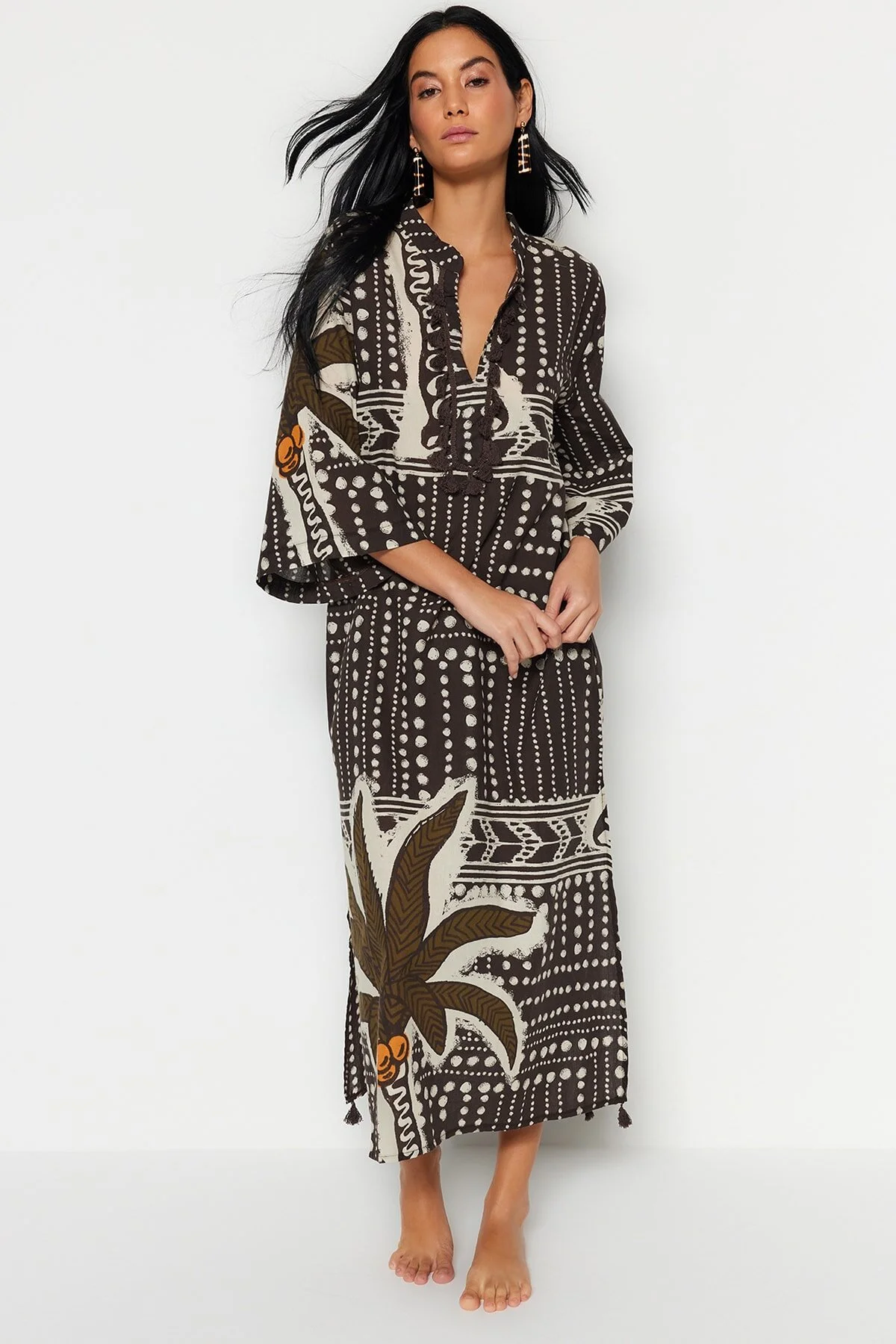 Trendyol Collection  Maxi-Kimono und Kaftan aus 100 % Baumwolle mit tropischem Muster, gewebt mit Quasten, TBESS20KM0024