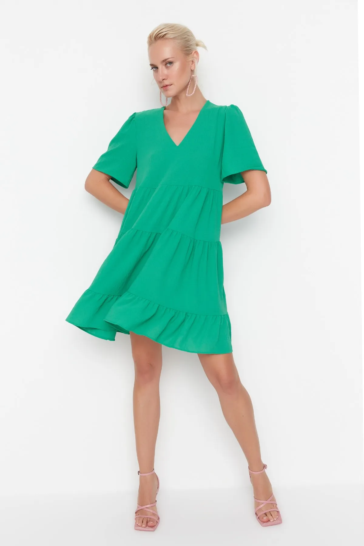 Trendyol Collection  Dunkelgrünes, weit geschnittenes Mini-Webkleid TWOSS20EL0400