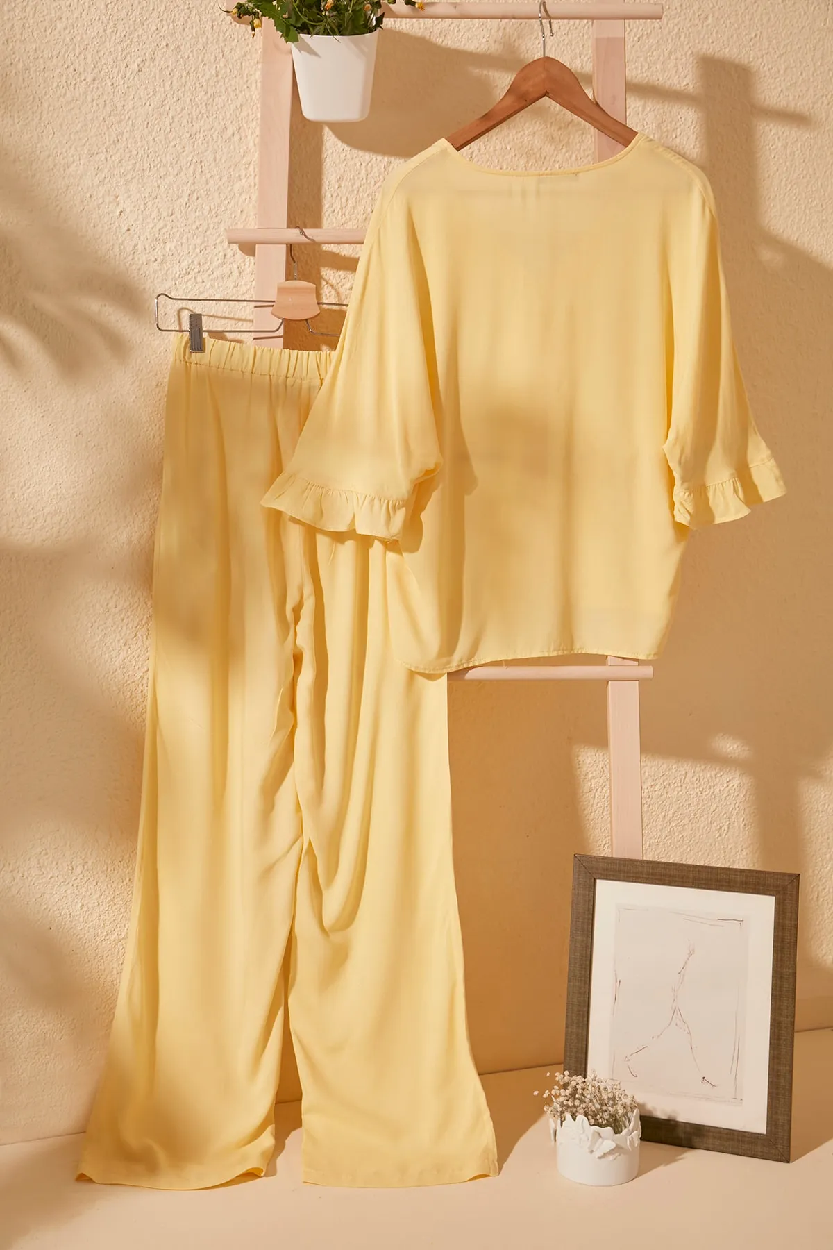 Trendyol Collection  Pyjama-Set aus Viskosegewebe mit Rüschen und gelben Ärmeln THMSS20PT0130