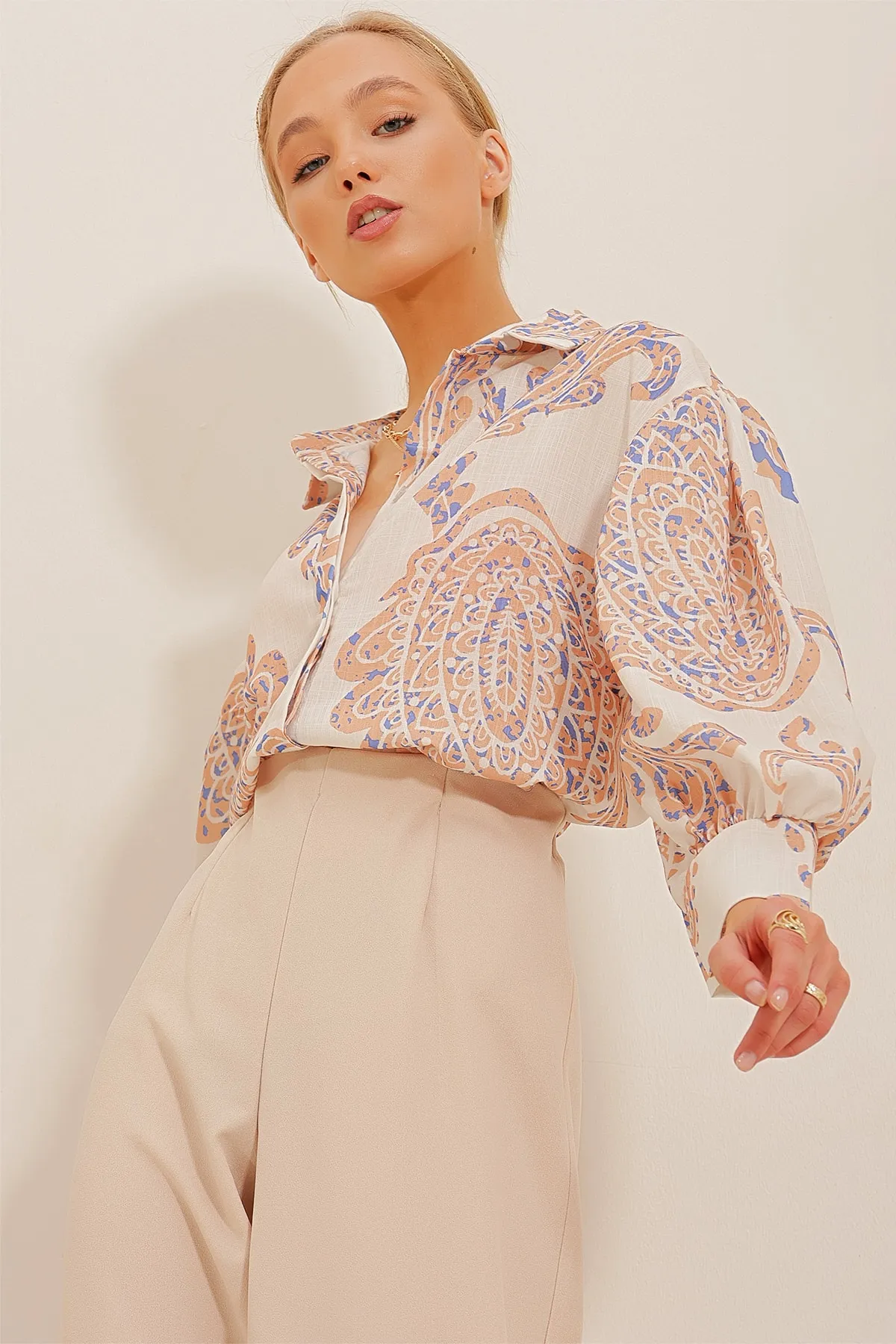Trend Alaçatı Stili  Creme-Kaffeefarbenes Hemd aus gewebtem Leinen mit Prinzessinnen-Ethnomuster für Damen, Flammen-Muster, ALC-X10397
