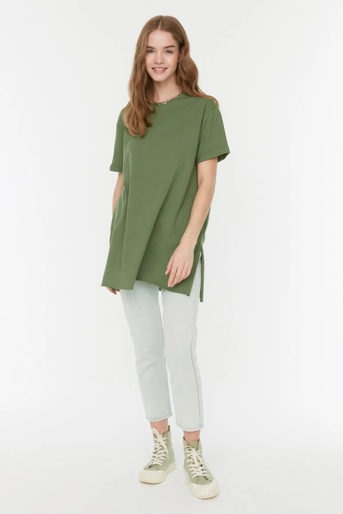 Trendyol Modest  Khakifarbenes Basic-Kurzarm-Single-Jersey-T-Shirt mit Schlitz aus 100 % Baumwolle TCTSS21TN0056