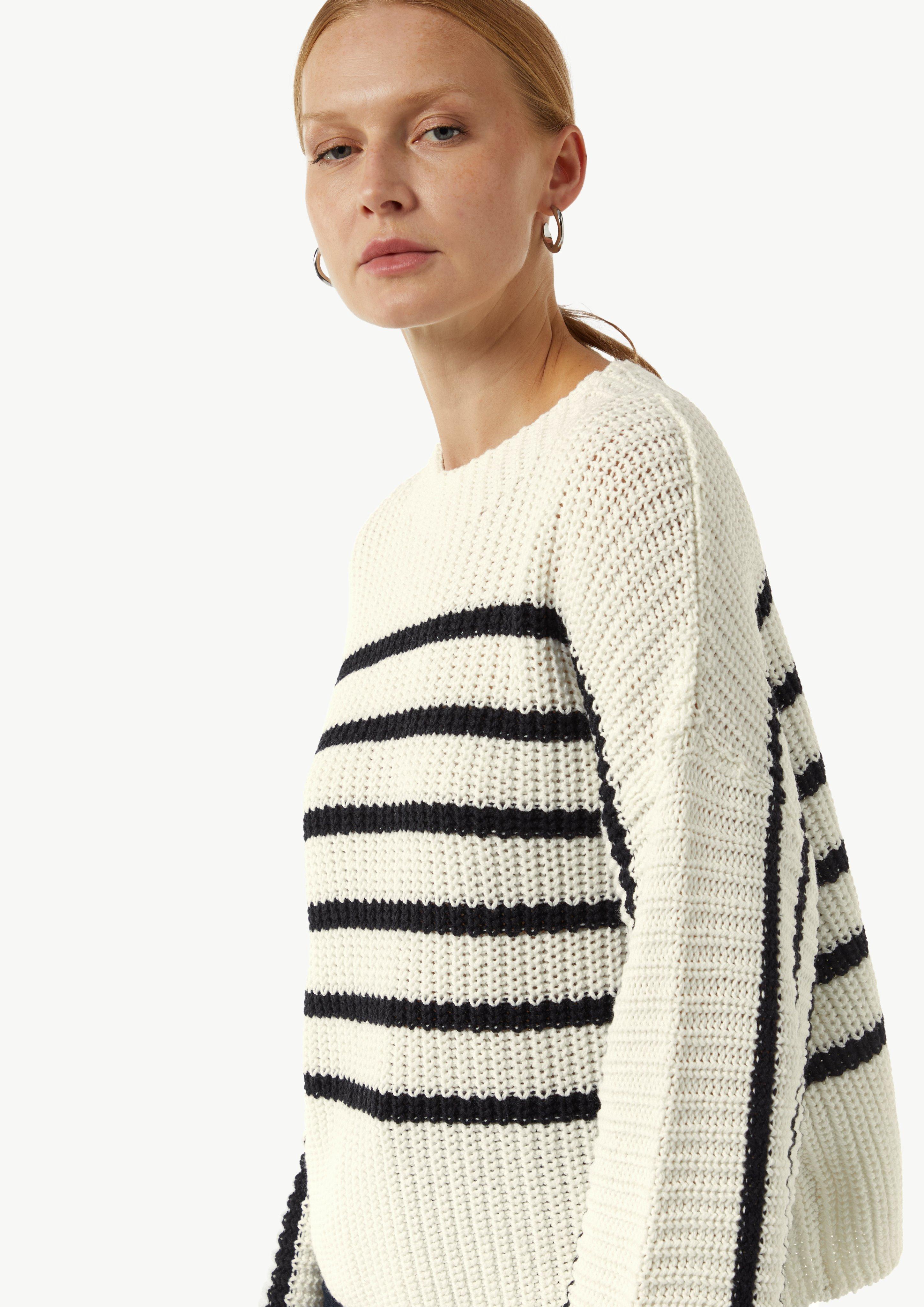 Gestreifter Strickpullover mit Trompeten-Ärmeln - weiß