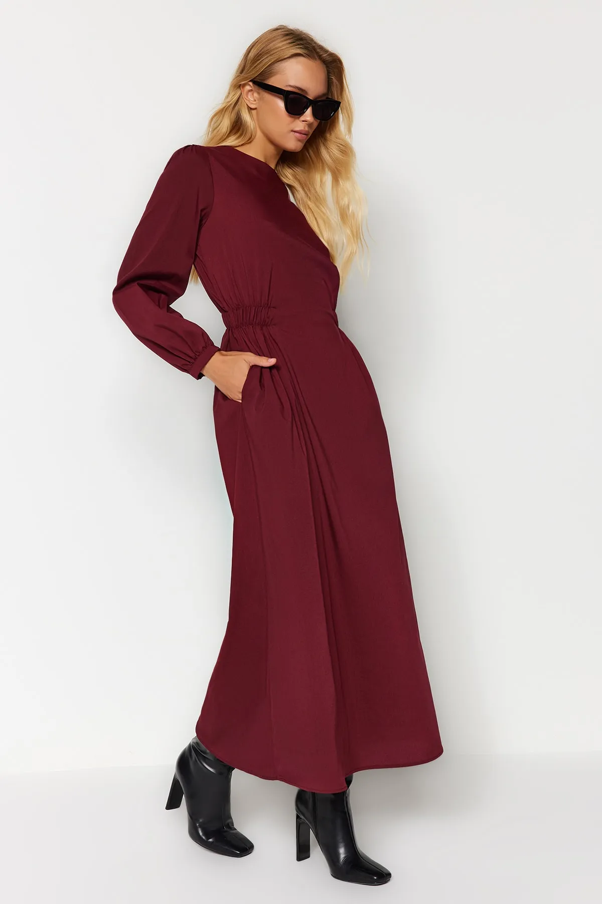 Trendyol Modest  Burgunderrotes gewebtes Kleid mit Taillendetail TCTAW24EB00093