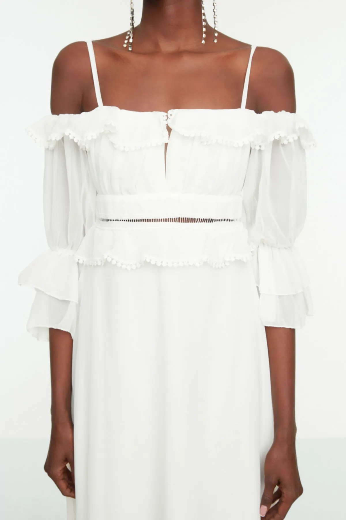 Trendyol Collection  Braut-Hochzeits-/Nikah-langes Abendkleid aus Chiffon mit ecrufarbenen Ärmeln und Volants TPRSS19FZ0278