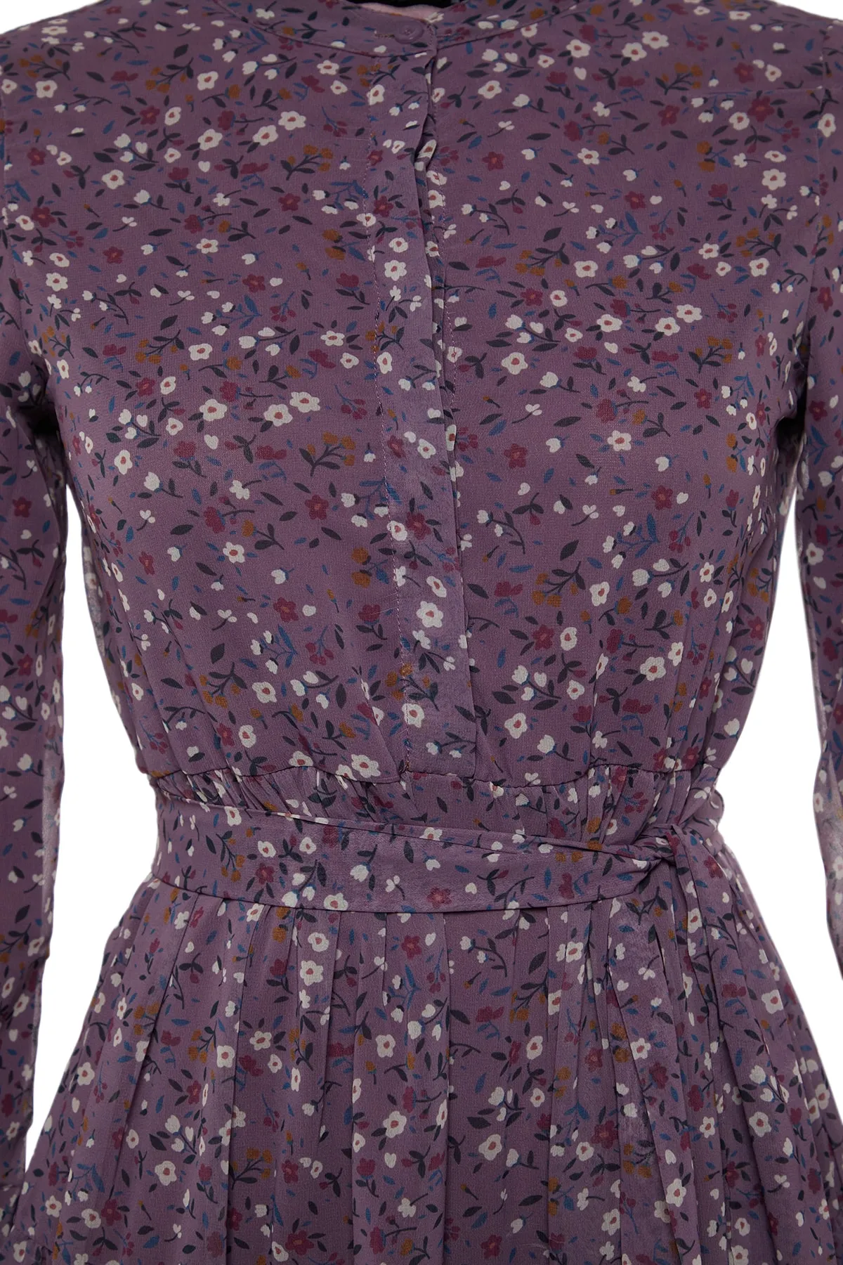 Trendyol Modest  Lilafarbenes Kleid aus gewebtem Chiffon mit Blumenmuster, Gürtel, Stehkragen und Futter TCTSS21EL3346
