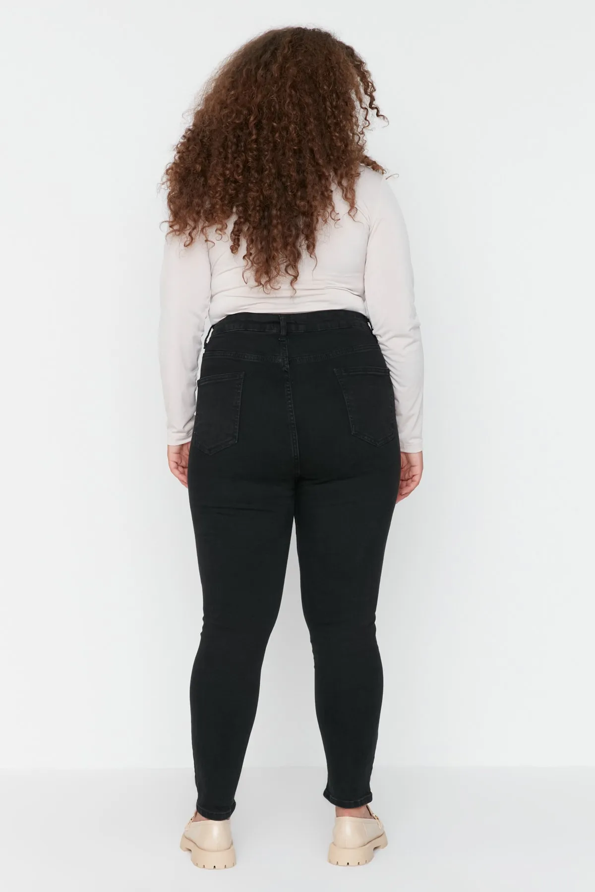 Trendyol Curve  Schwarze, dehnbare Skinny-Jeans mit hoher Taille TBBAW23CJ00032