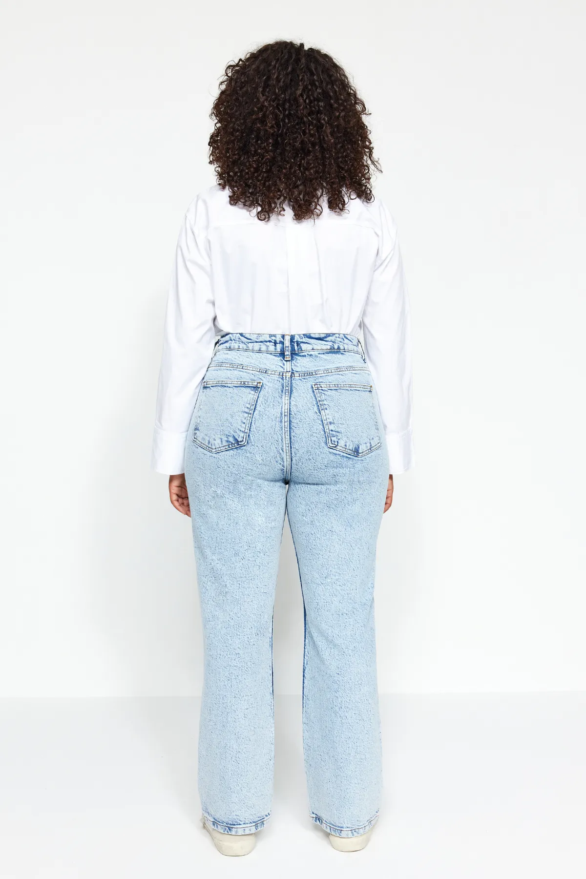 Trendyol Curve  Hellblaue Straight-Fit-Jeans TBBAW24CJ00045