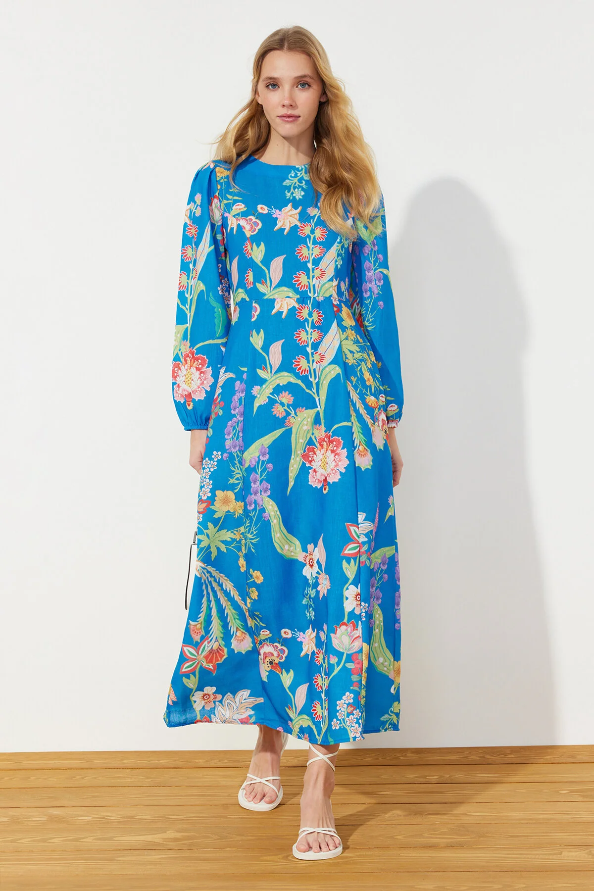 Trendyol Modest  Saks-Kleid in gewebter Leinenoptik mit Blumenmuster TCTSS24EB00102