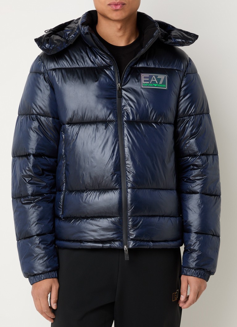Jaqueta puffer Emporio Armani com bolsos com zíper e capuz removível.