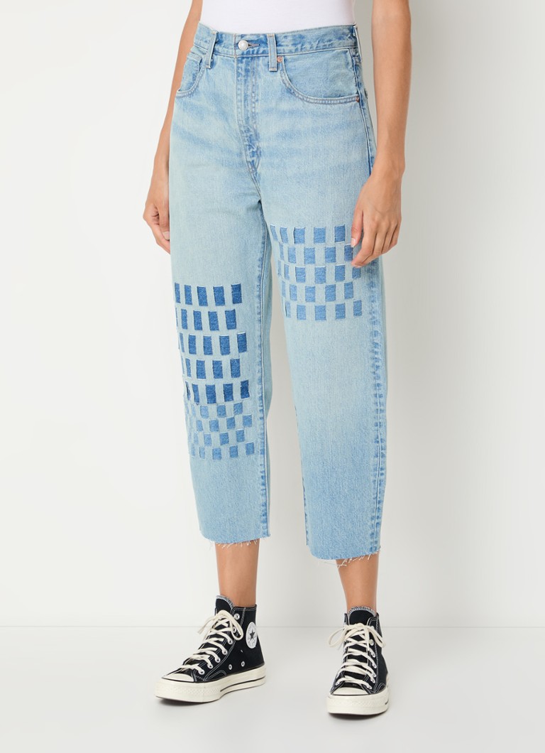 Blugi Levi's Barrel, croială lejeră, croiți, cu talie înaltă, într-o culoare deschisă.
