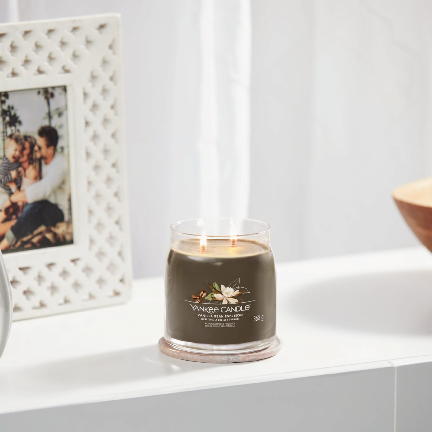Świeca YANKEE CANDLE w średnim słoiku o smaku wanilii i espresso