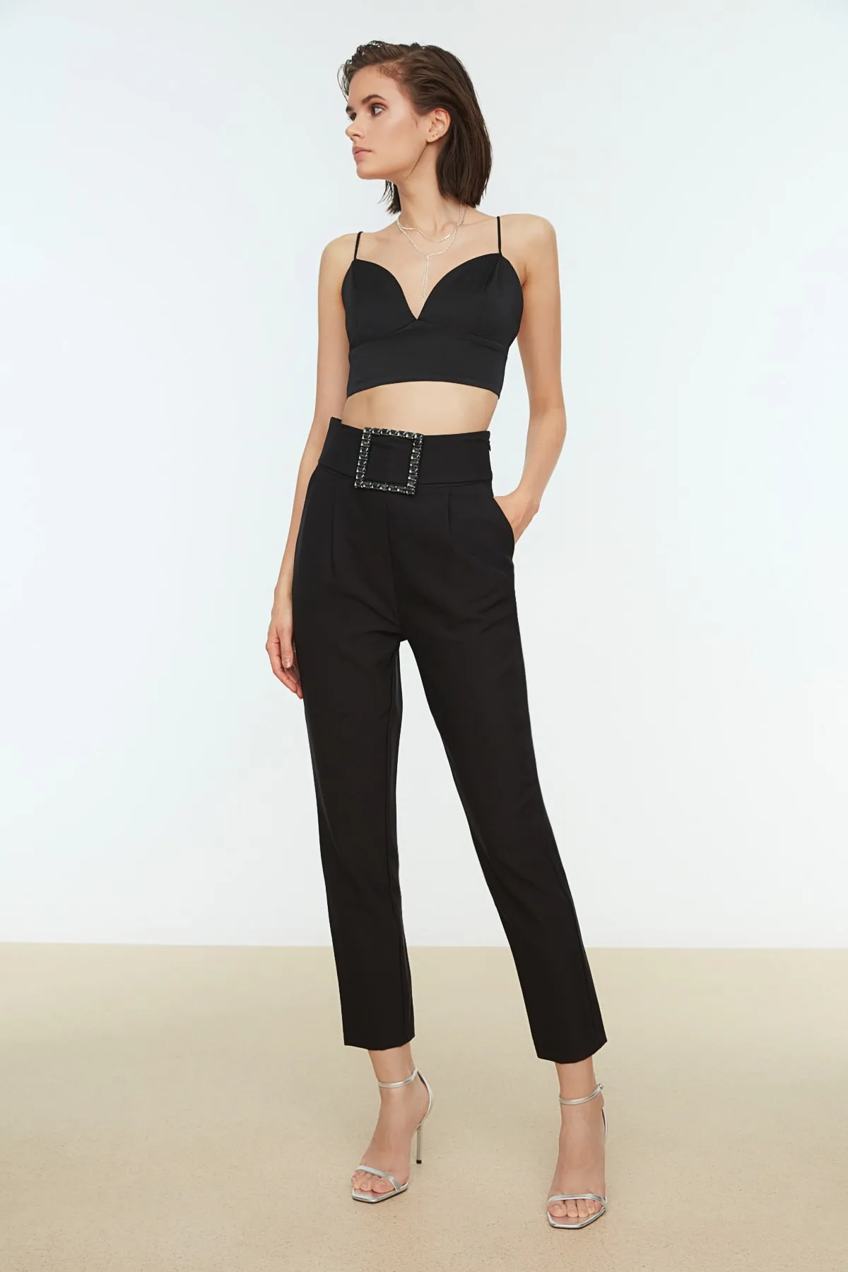 Trendyol Collection  Schwarze, gewebte, glänzende Stone-Hose mit Gürtel TPRAW20PL0168