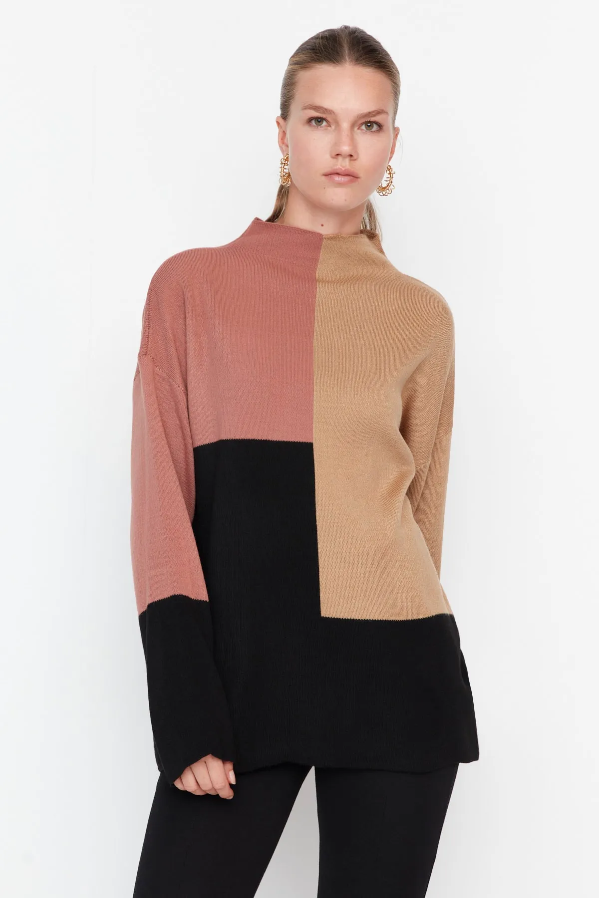 Trendyol Modest  Hellbrauner Farbblock-Strickpullover mit Stehkragen TCTAW22AK0054