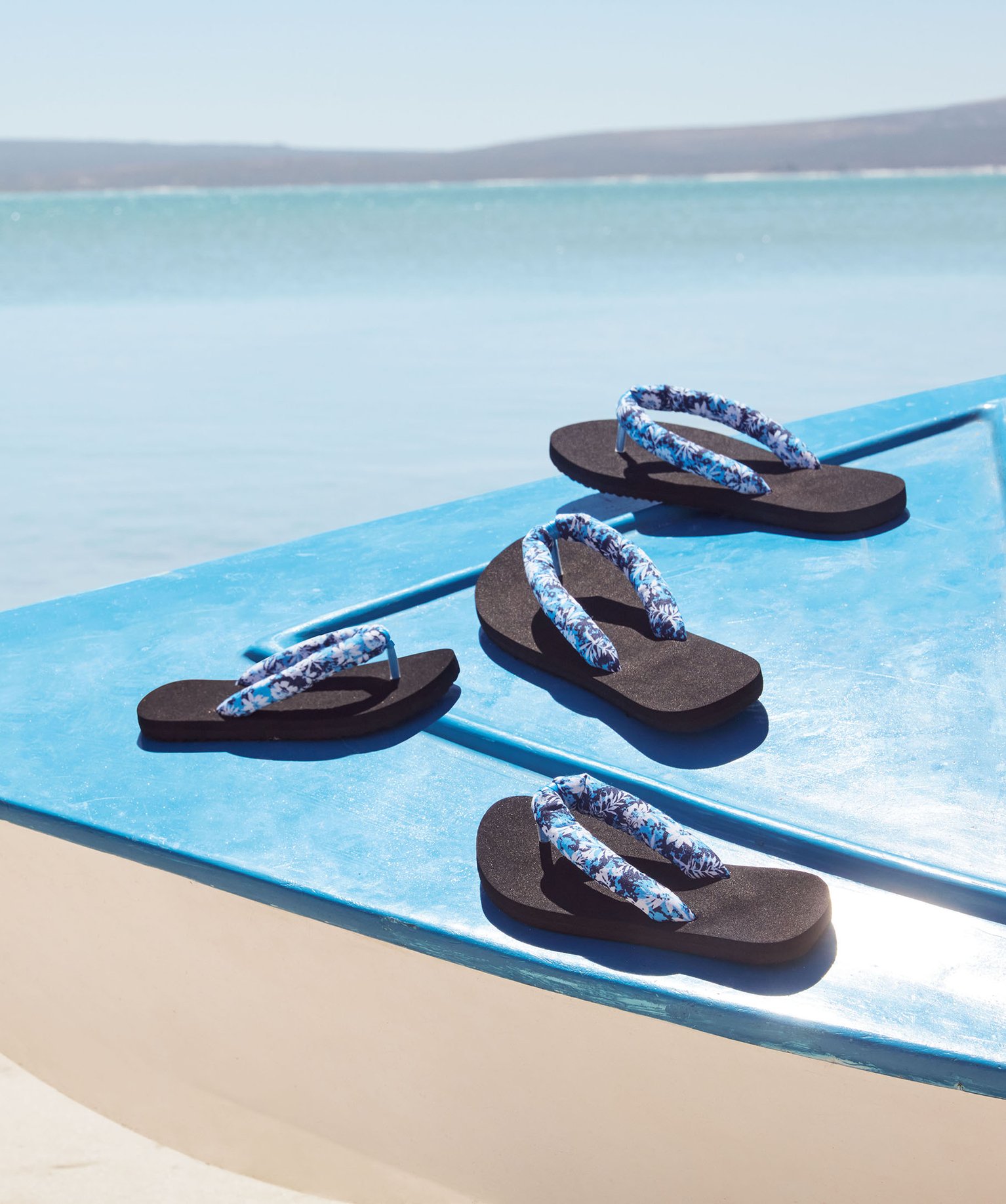 Tongs femme à brides rembourrées en tissu imprimé bleu | GEMO