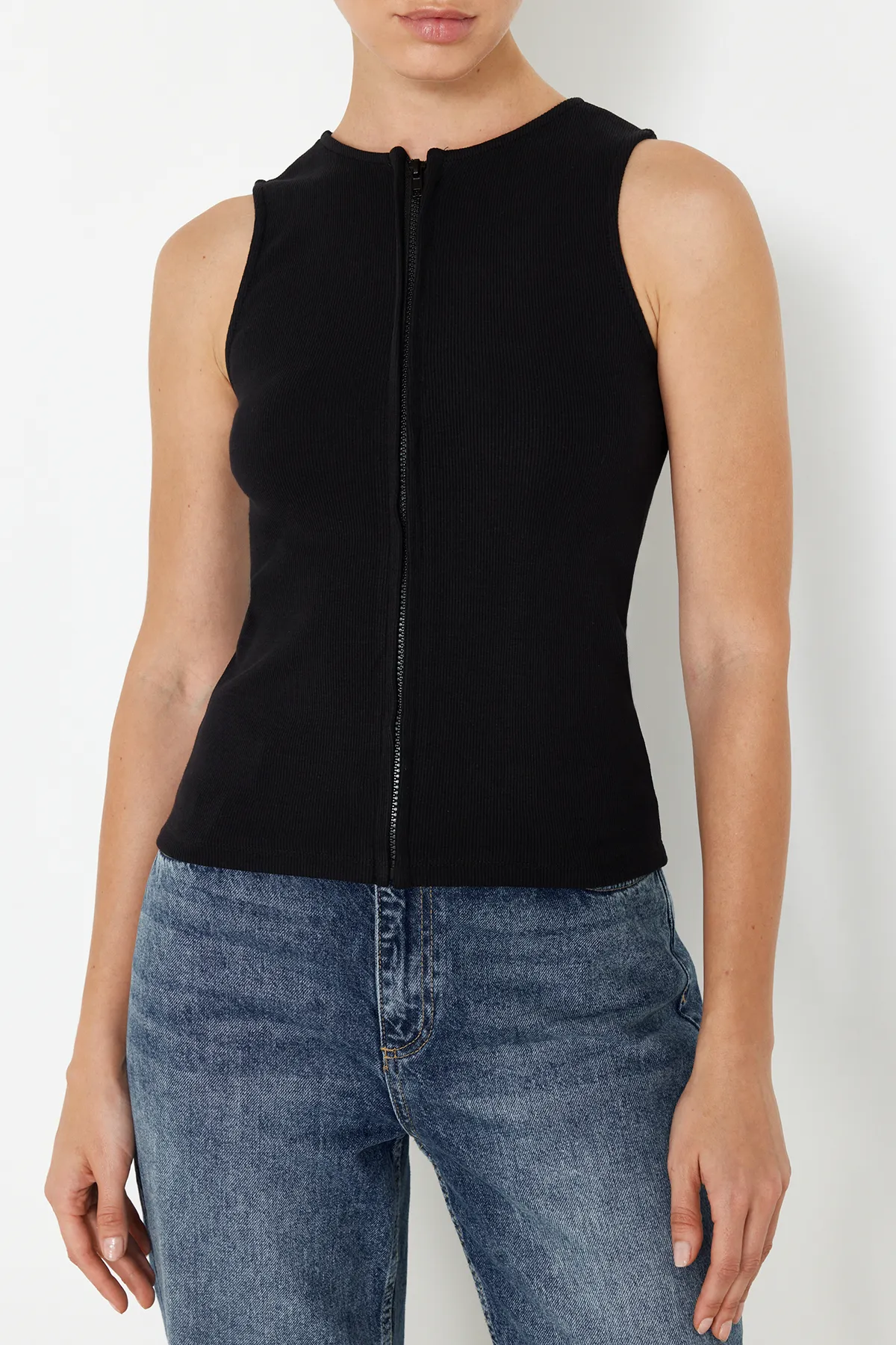 Trendyol Collection  Schwarze, figurbetonte, gerippte, flexible Strickbluse mit Reißverschluss und Nullärmeln TWOSS24BZ00477