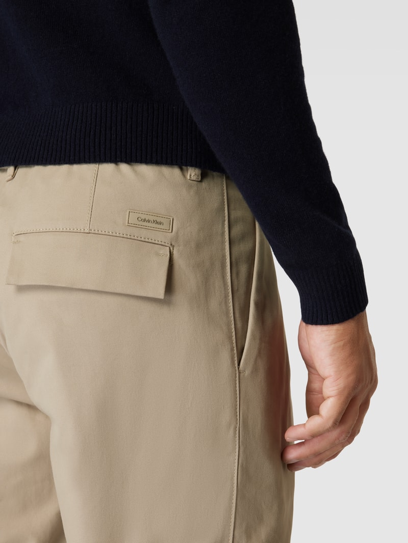 Chino in unifarbenem Design mit Bügelfalten in sand