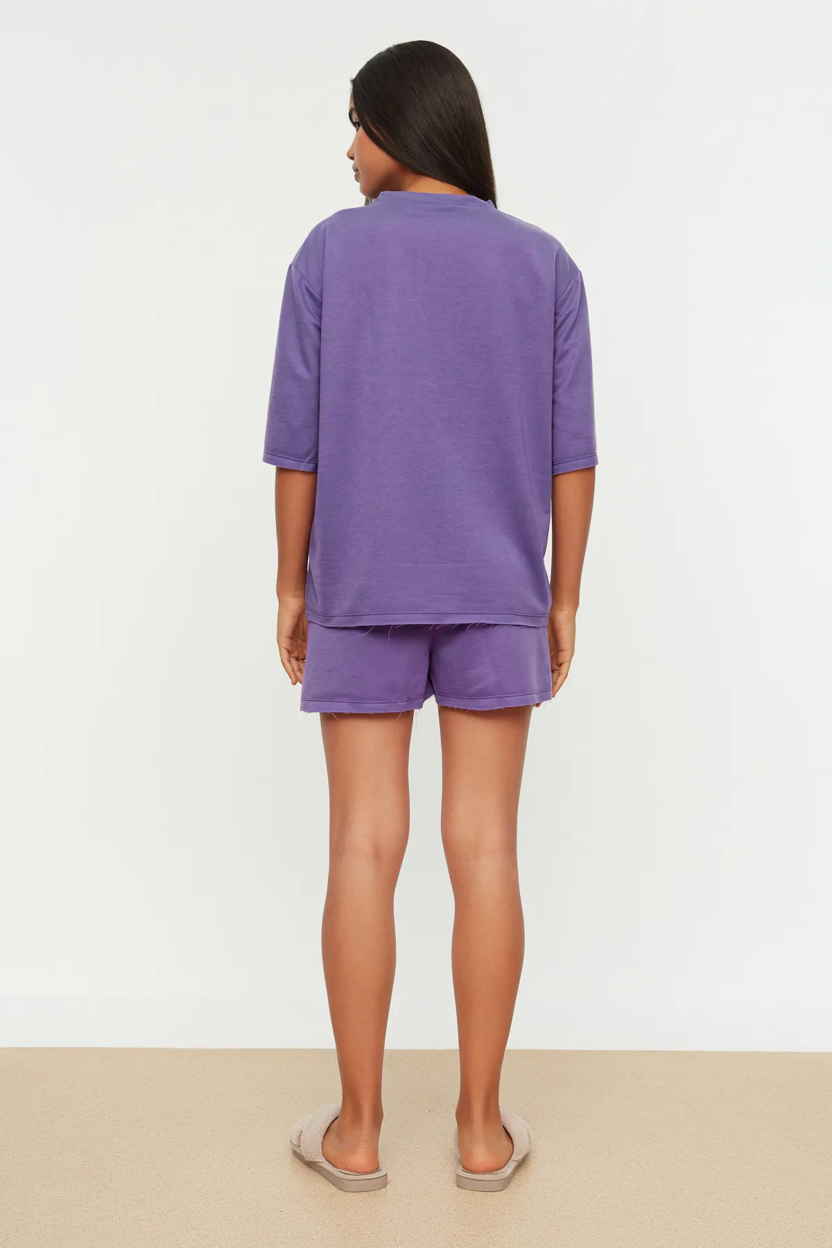 Trendyol Collection  Extraweites, gestricktes Pyjama-Set mit T-Shirt und Shorts aus lila Baumwolle THMSS21PT0164