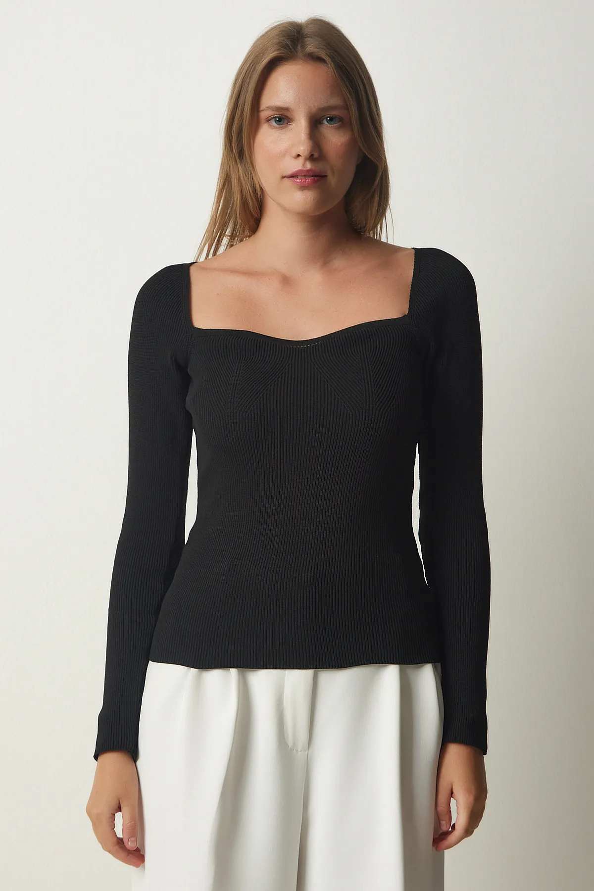 Happiness İstanbul  Schwarzer Rippstrickpullover mit Herzkragen für Damen US00738
