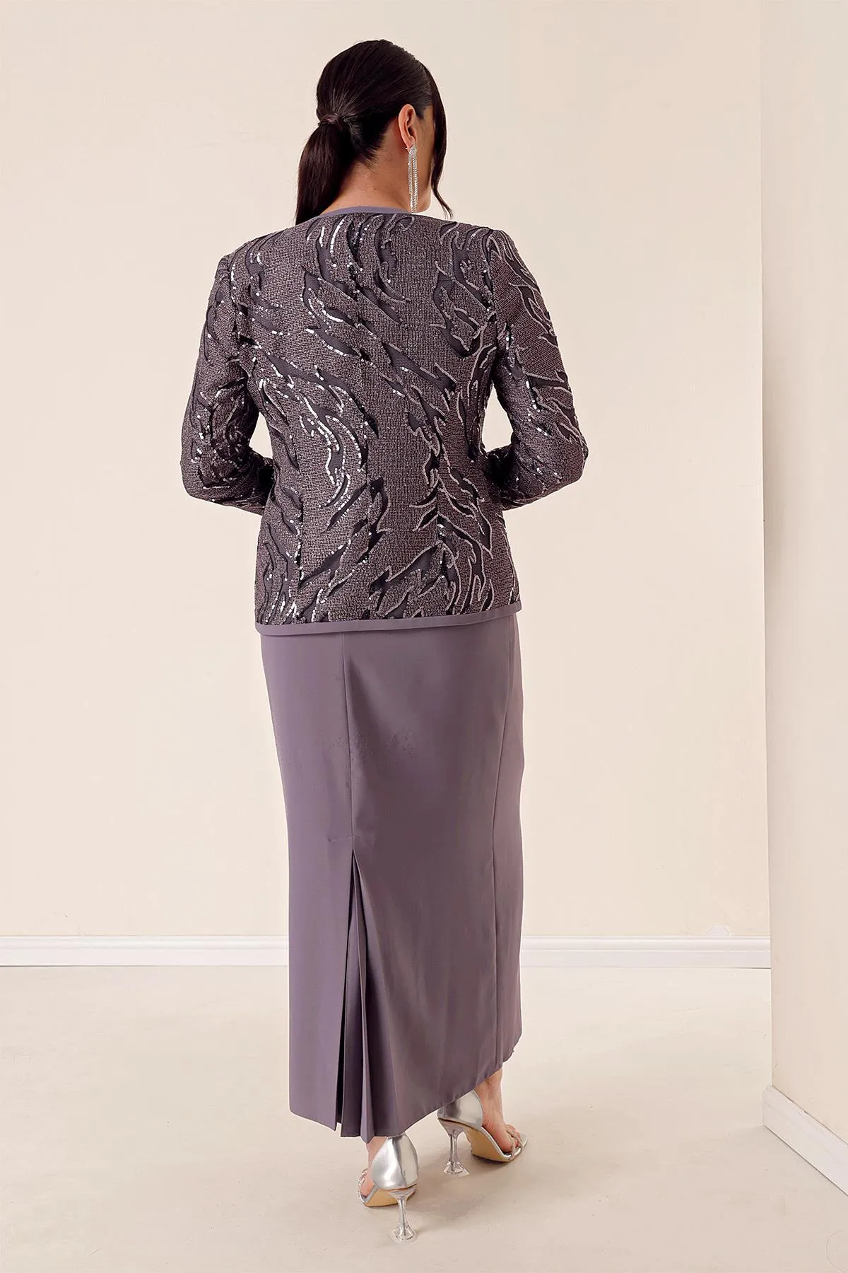 By Saygı  Perlenbesetztes, detailliertes Jackenkleid in Übergröße