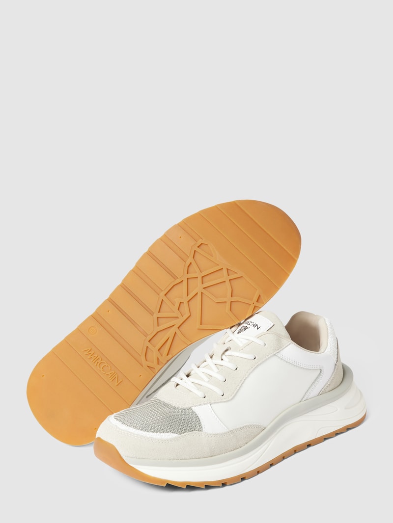 Sneaker mit Label-Patch in weiß