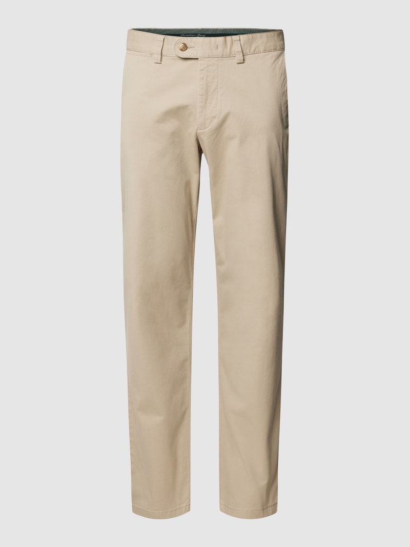 Chino mit französischen Eingrifftaschen in sand