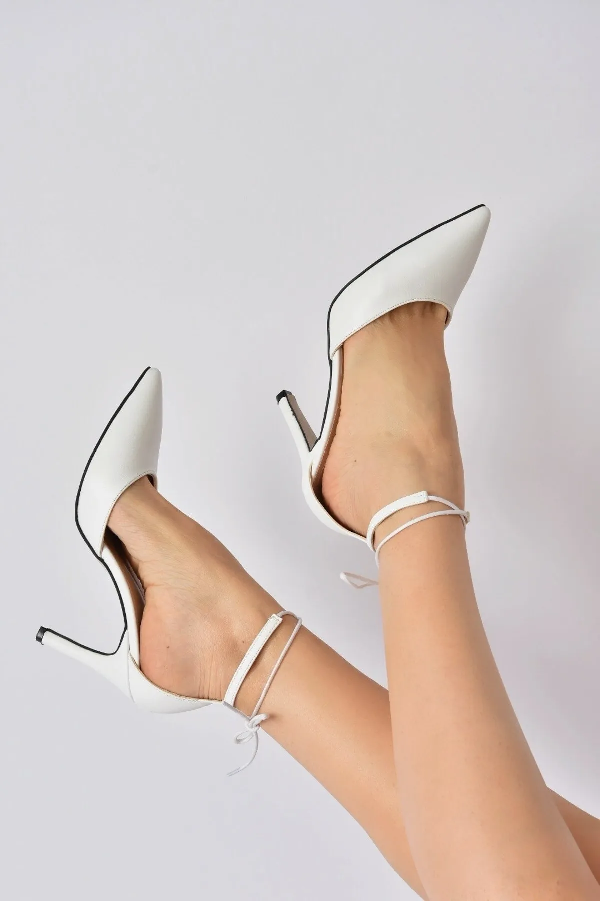Fox Shoes  Damen-Schuhe aus weißem Kunstleder mit spitzer Zehenpartie und Absatz K404810209
