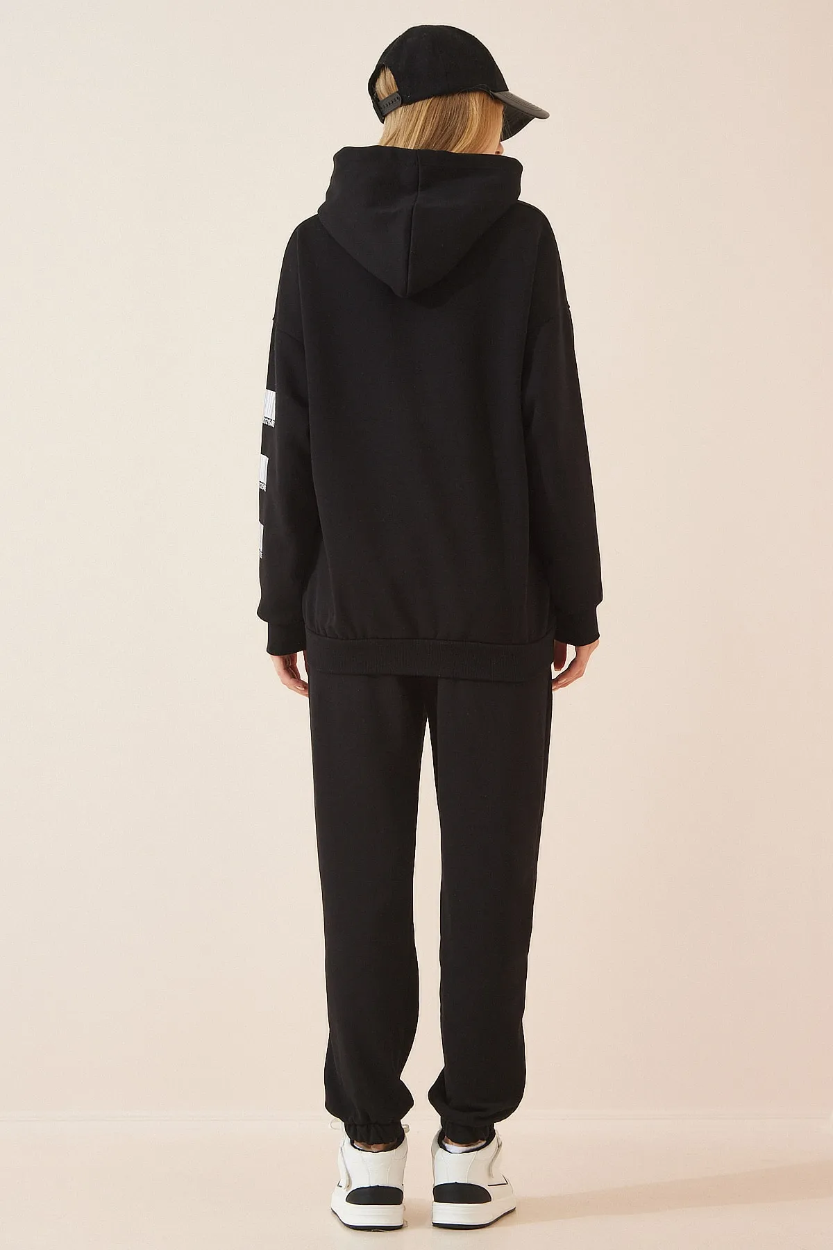 Happiness İstanbul  Schwarzer bedruckter Oversize-Strick-Trainingsanzug mit Kapuze für Damen CR00391