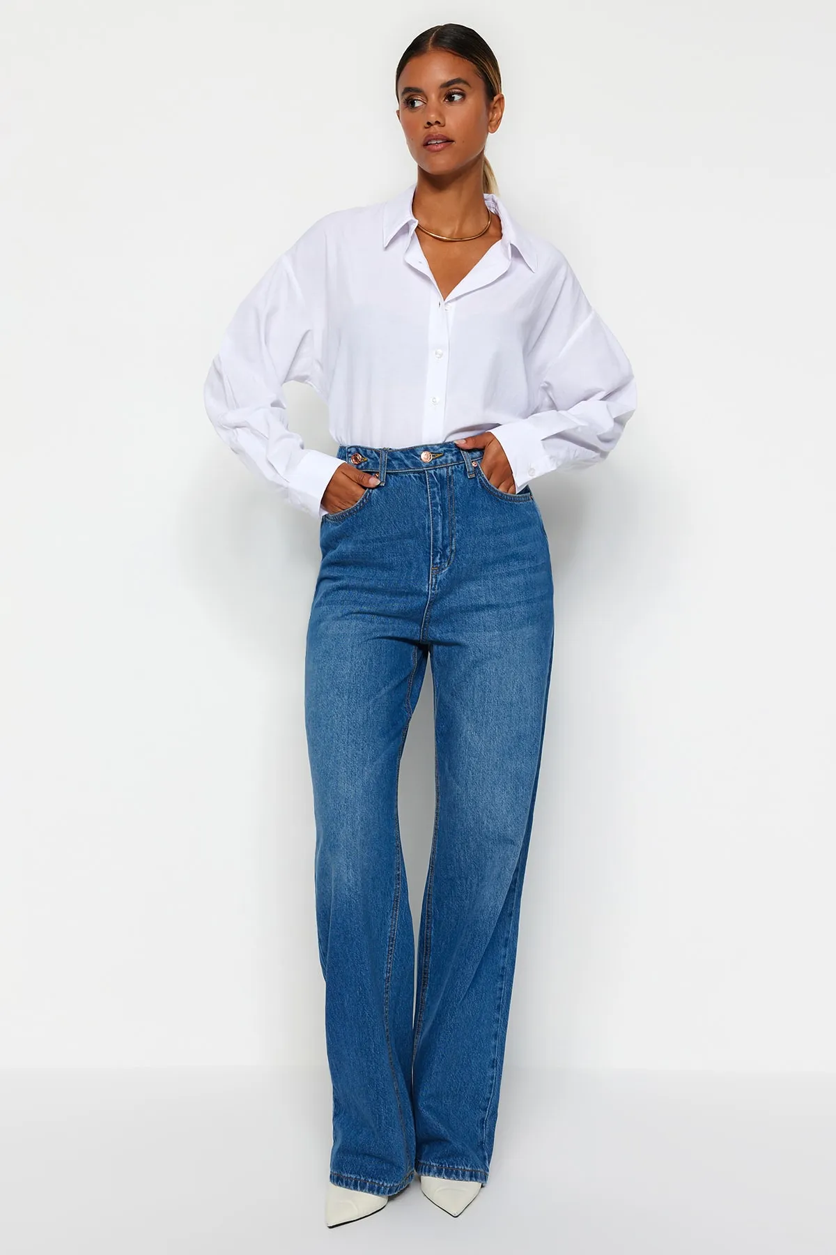 Trendyol Collection  Blaue Jeans mit hoher Taille und weitem Bein und Detail TWOSS22JE0675