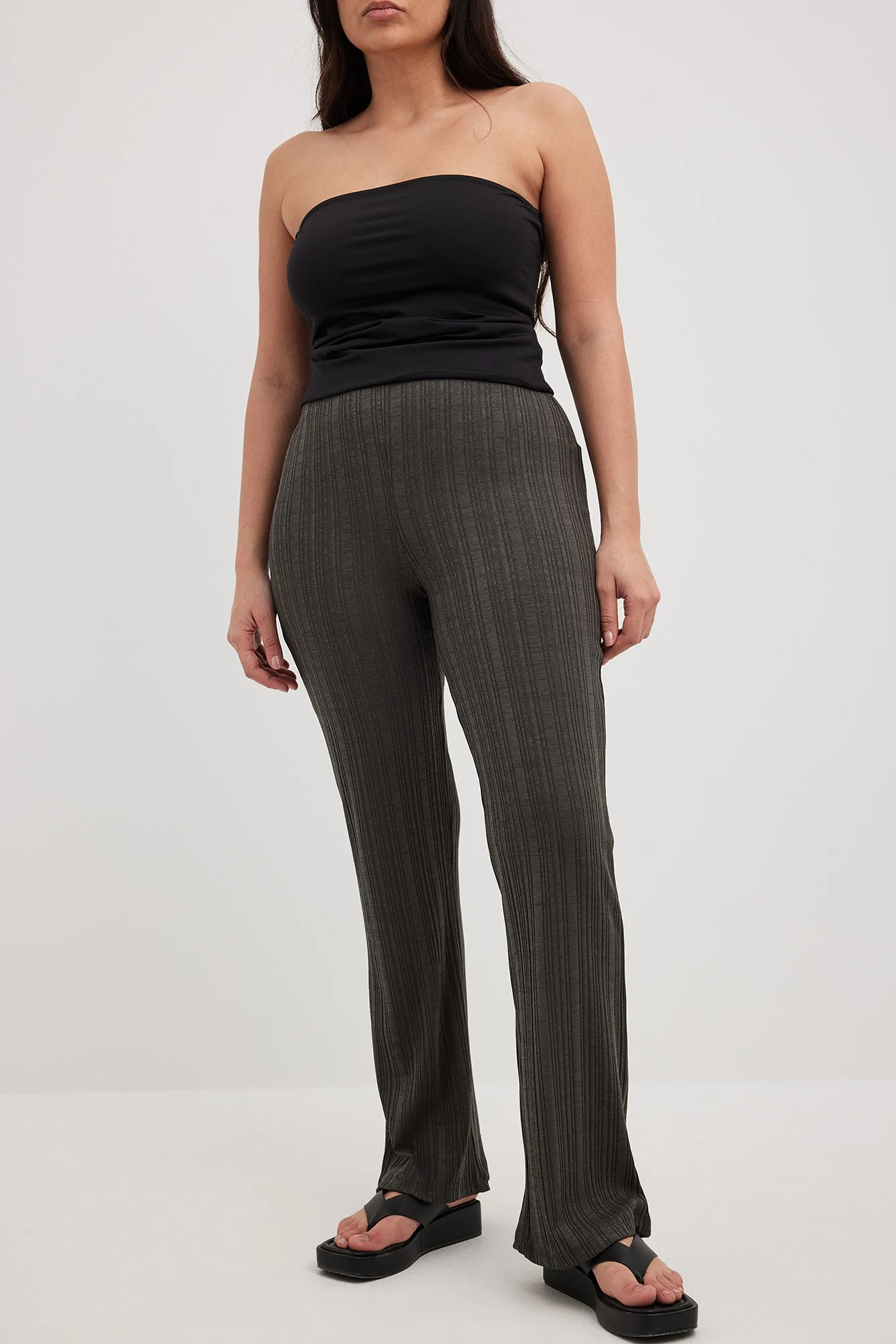 Hochtaillierte Hose aus unregelmäßiger Rippe