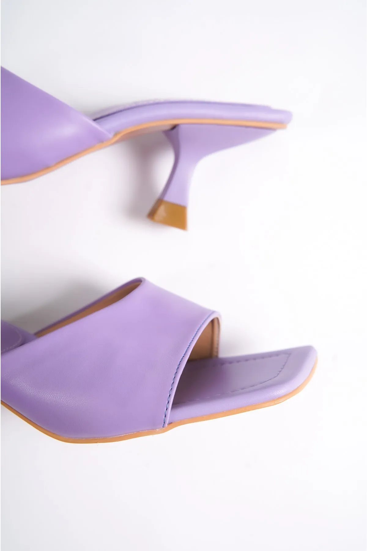 Capone Outfitters  Capone Blunt Toe Single Strap Hourglass Heeled Lilac Damenhausschuhe
