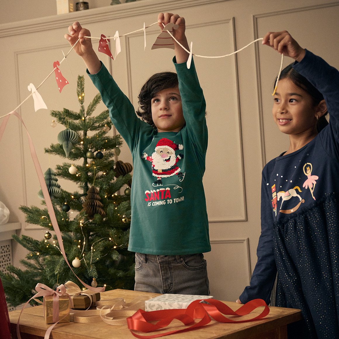 Jungen Weihnachtslangarmshirt mit Pailletten dunkelgrün
