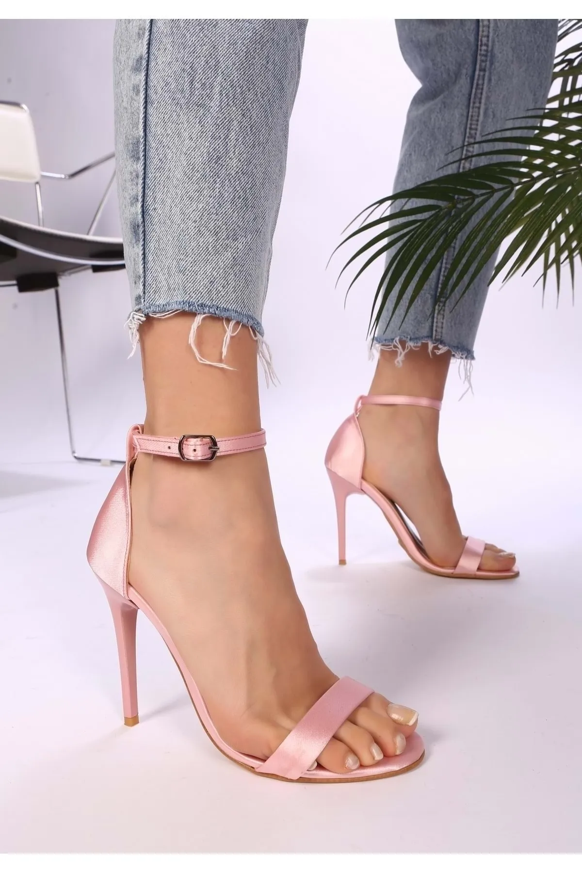 Shoeberry  Damen-Slyva-Schuhe aus puderrosa Satin mit einem Riemen und Absatz