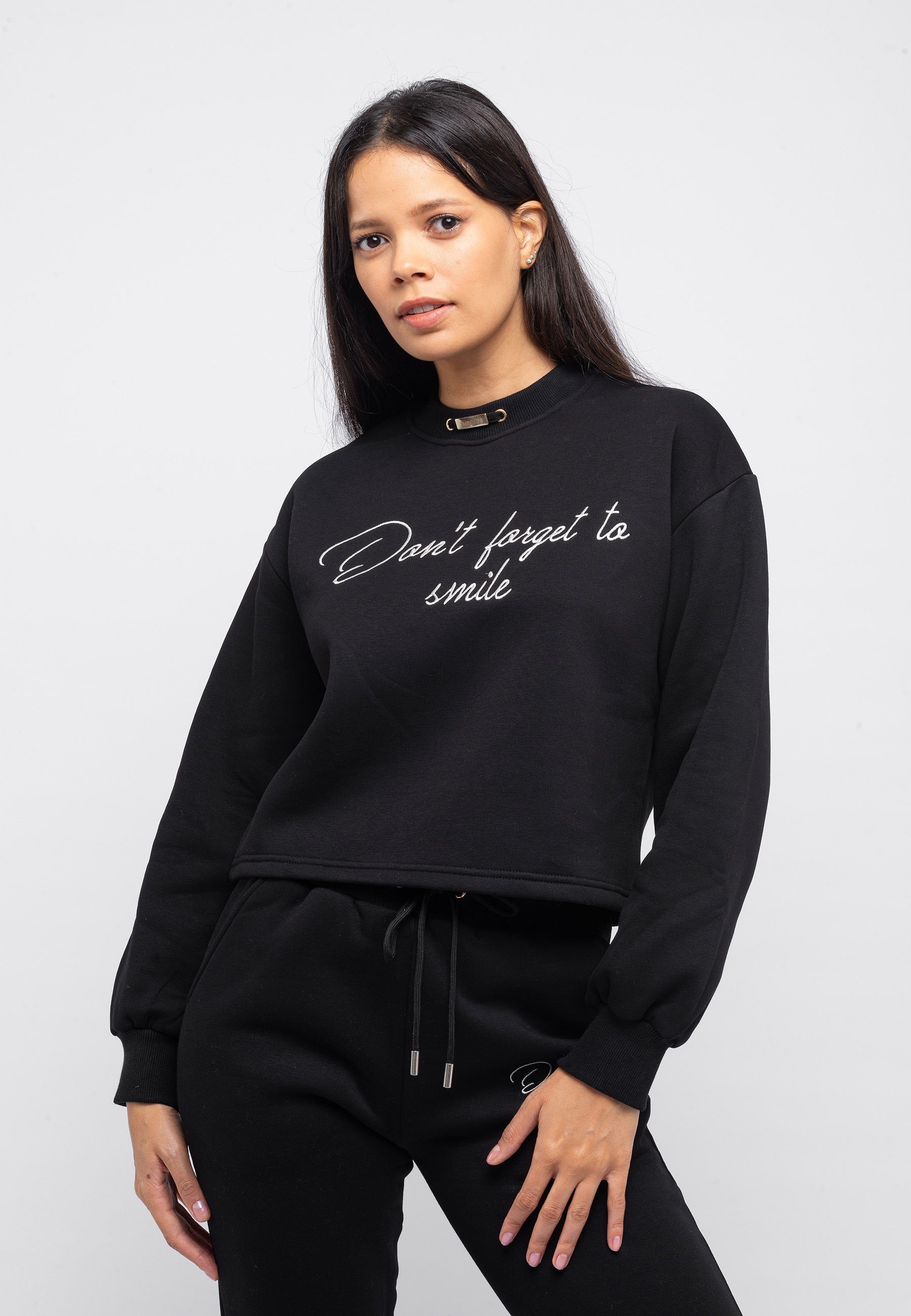 Tom Barron Freizeitanzug CASUAL REGULAR SIZE TRACKSUIT WITH CHEST EMBROIDERY METAL ACCESEORIES, mit modernem Design