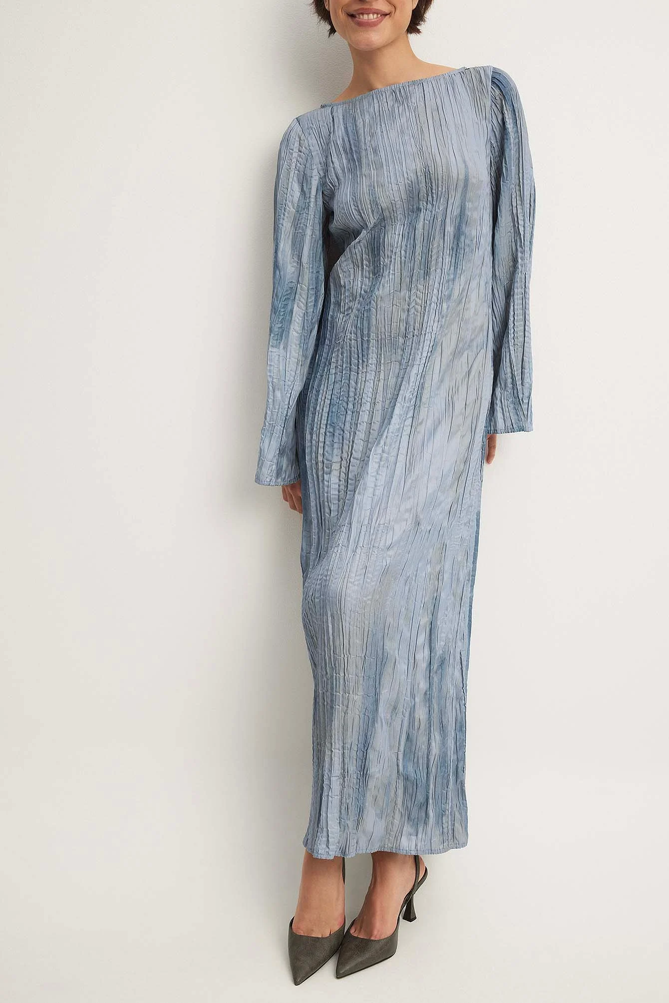 Maxikleid in Knitteroptik mit langen Ärmeln und offenem Rücken