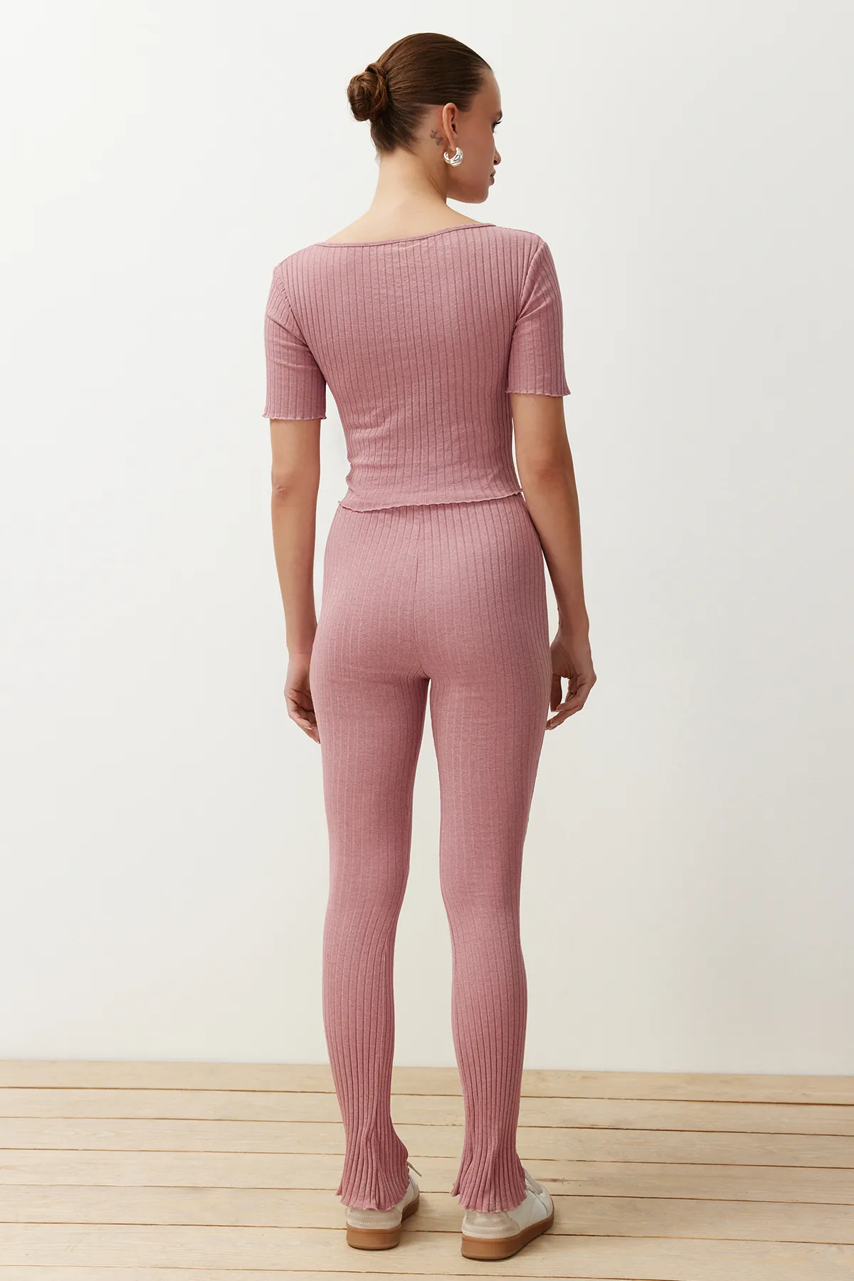 Trendyol Collection  Dried Rose V-Ausschnitt Raffung Detail Rippen Stretch Strick Bluse und Hose Unterteil-Top Set TWOSS24AU00100