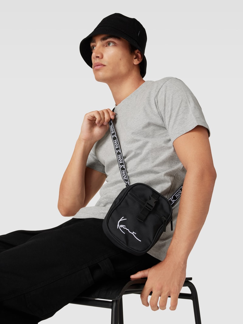 Crossbody Bag mit Label-Print in schwarz