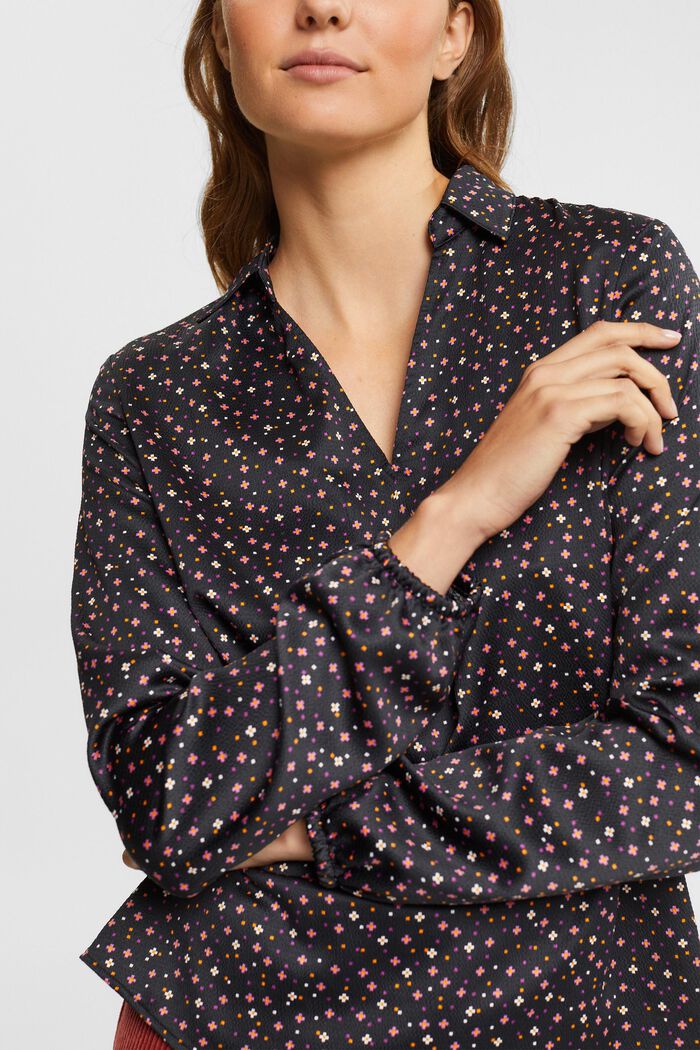 Satinbluse aus Strukturqualität