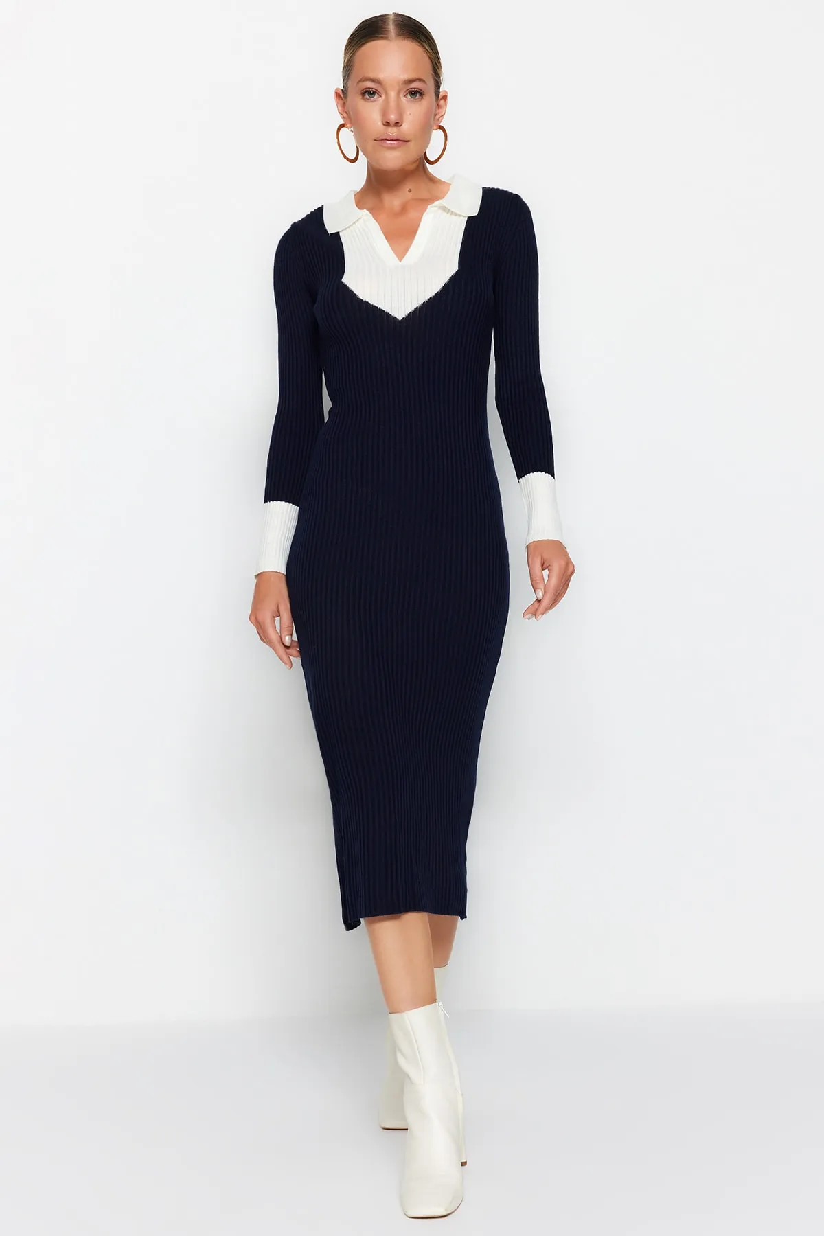 Trendyol Collection  Marineblaues Midi-Strickkleid mit Farbblockmuster TWOAW23EL00024