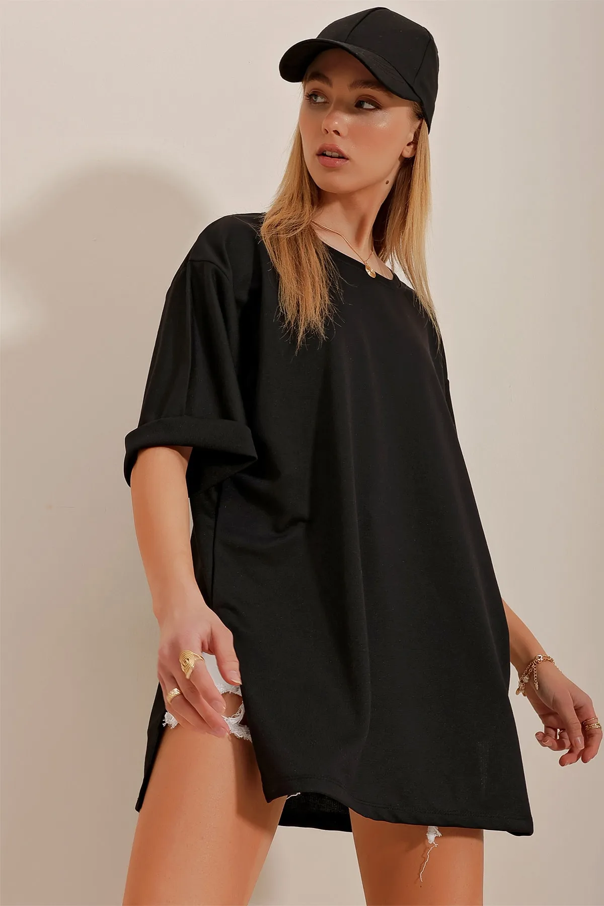 Trend Alaçatı Stili  Schwarzes Damen-T-Shirt mit Rundhalsausschnitt, doppelten Ärmeln, zwei Fäden und Seitenschlitzen in Übergröße ALC-X7871