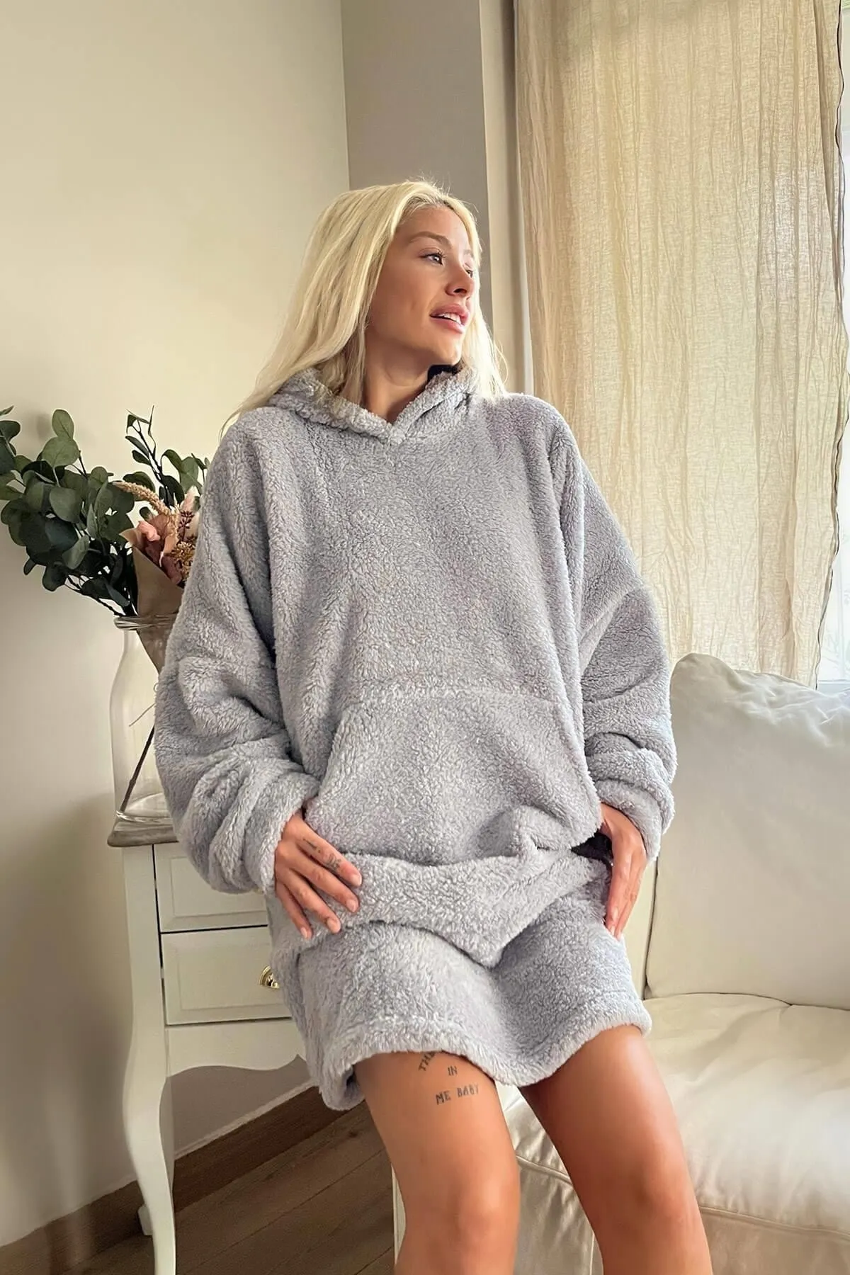 Pijamaevi  Grauer, übergroßer Sweat-Poncho-Pyjama aus Vollplüsch mit Kapuze