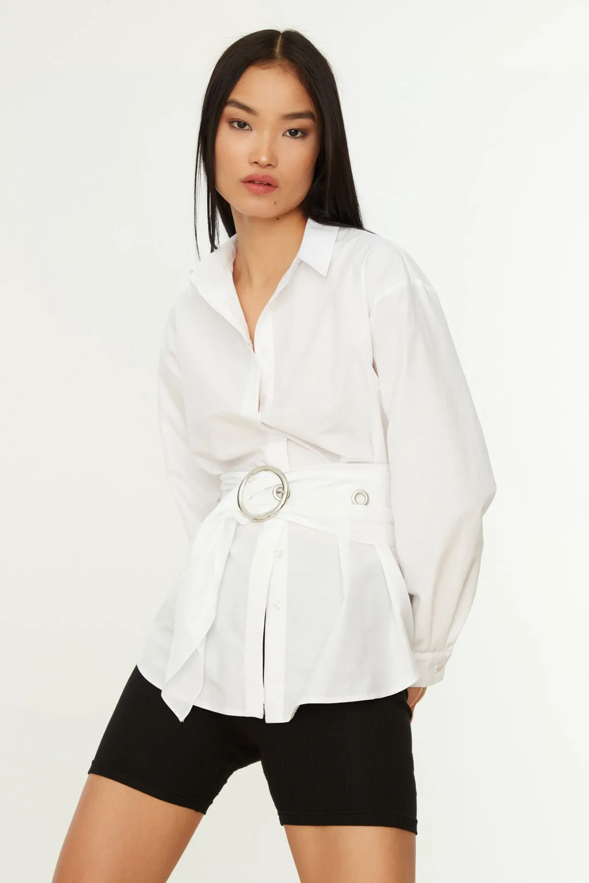 Trendyol Collection  Weißes, gewebtes Hemd aus Baumwolle mit Gürtelschnalle TWOAW20GO0099