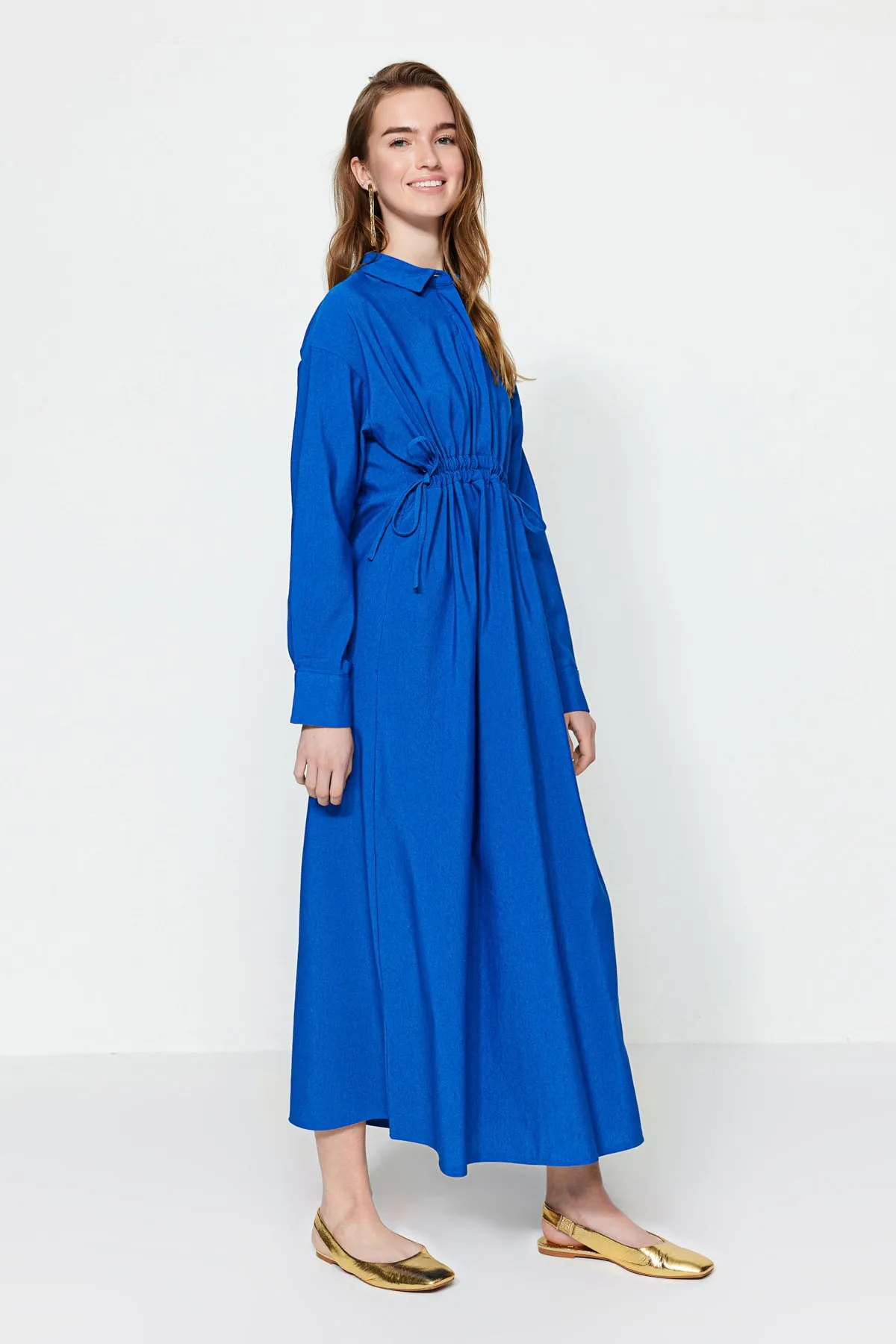 Trendyol Modest  Saks Gather – Kleid aus Leinenmischgewebe mit detaillierter halber Knopfleiste TCTSS23EB00274