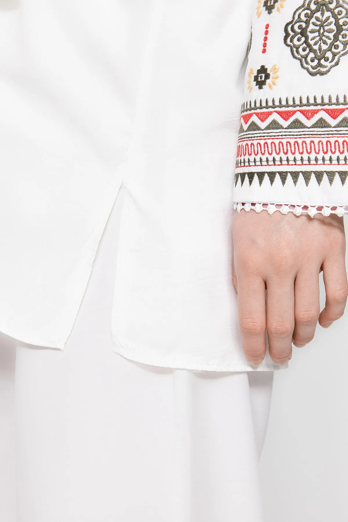 Trendyol Modest  Ecrufarbenes, gewebtes Tunika-Hosen-Set mit Gürtel und ethnischem Muster TCTSS23US00042