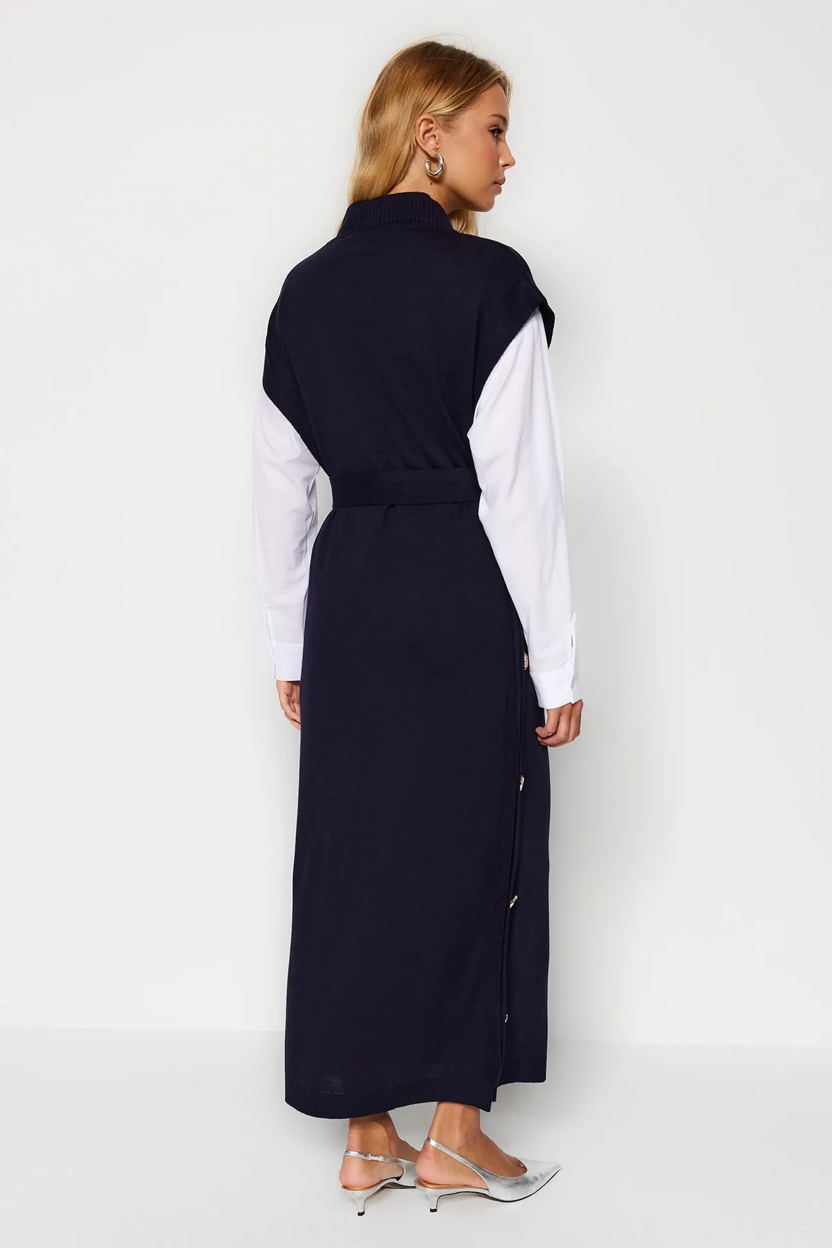 Trendyol Modest  Marineblaues Strickpulloverkleid mit Knöpfen und Details TCTAW24UV00038