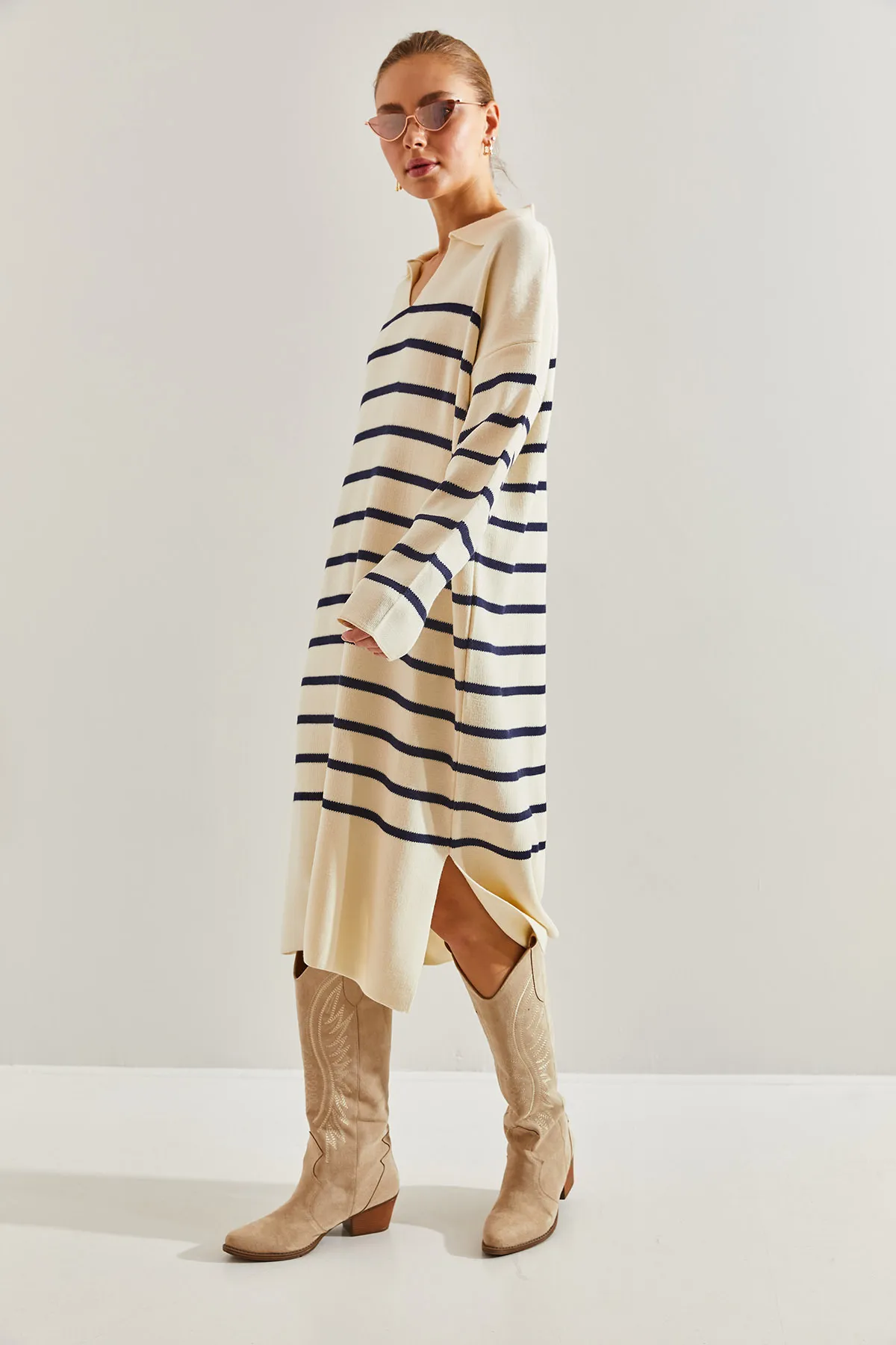 Bianco Lucci  Gestreiftes Strickkleid für Damen mit V-Ausschnitt und seitlichem Schlitz