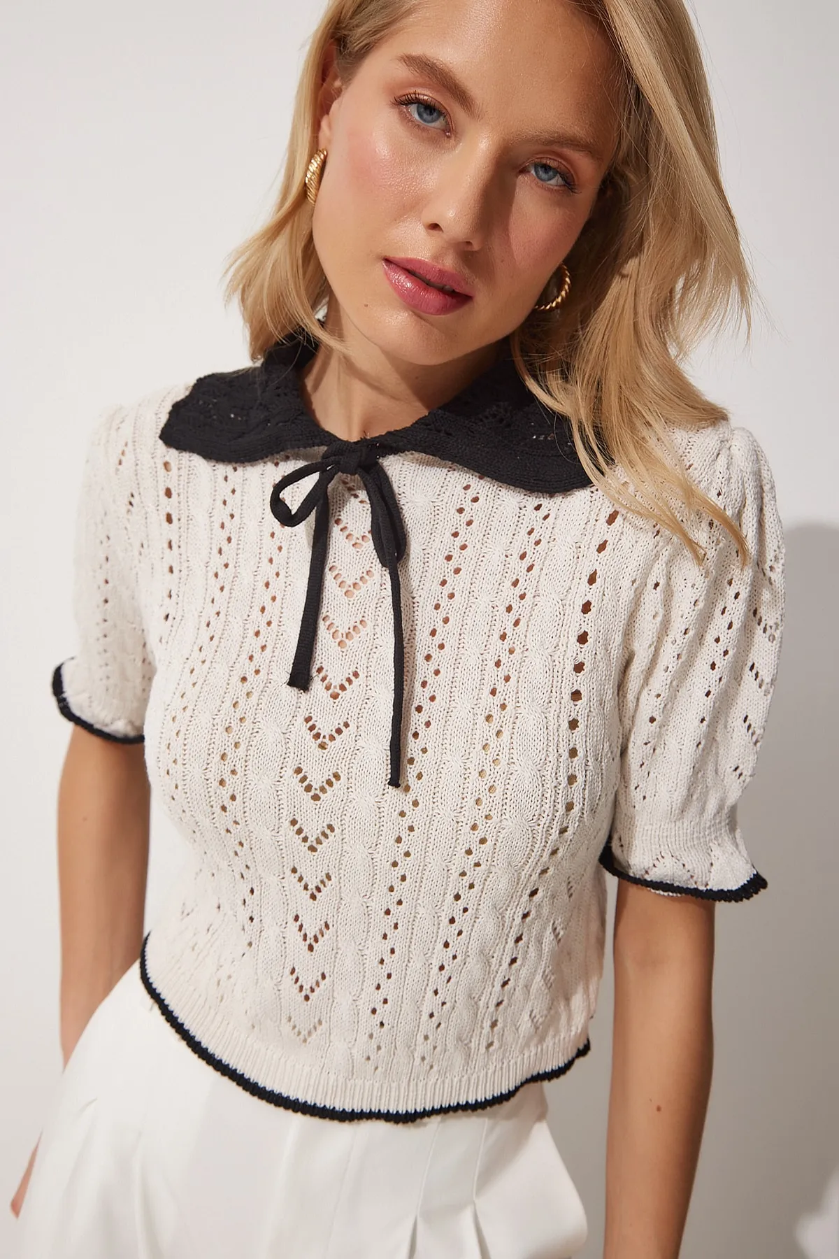 Happiness İstanbul  Cremefarbene, durchbrochene, kurze Sommer-Strickbluse in Kontrastfarbe für Damen DP00180