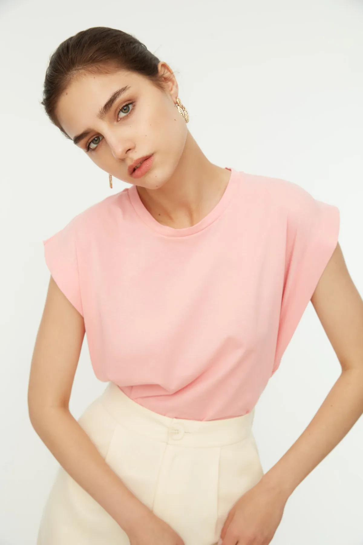 Trendyol Collection  Rosa Basic-Strick-T-Shirt mit Rundhalsausschnitt aus 100 % Baumwollwatte TWOSS20TS0021
