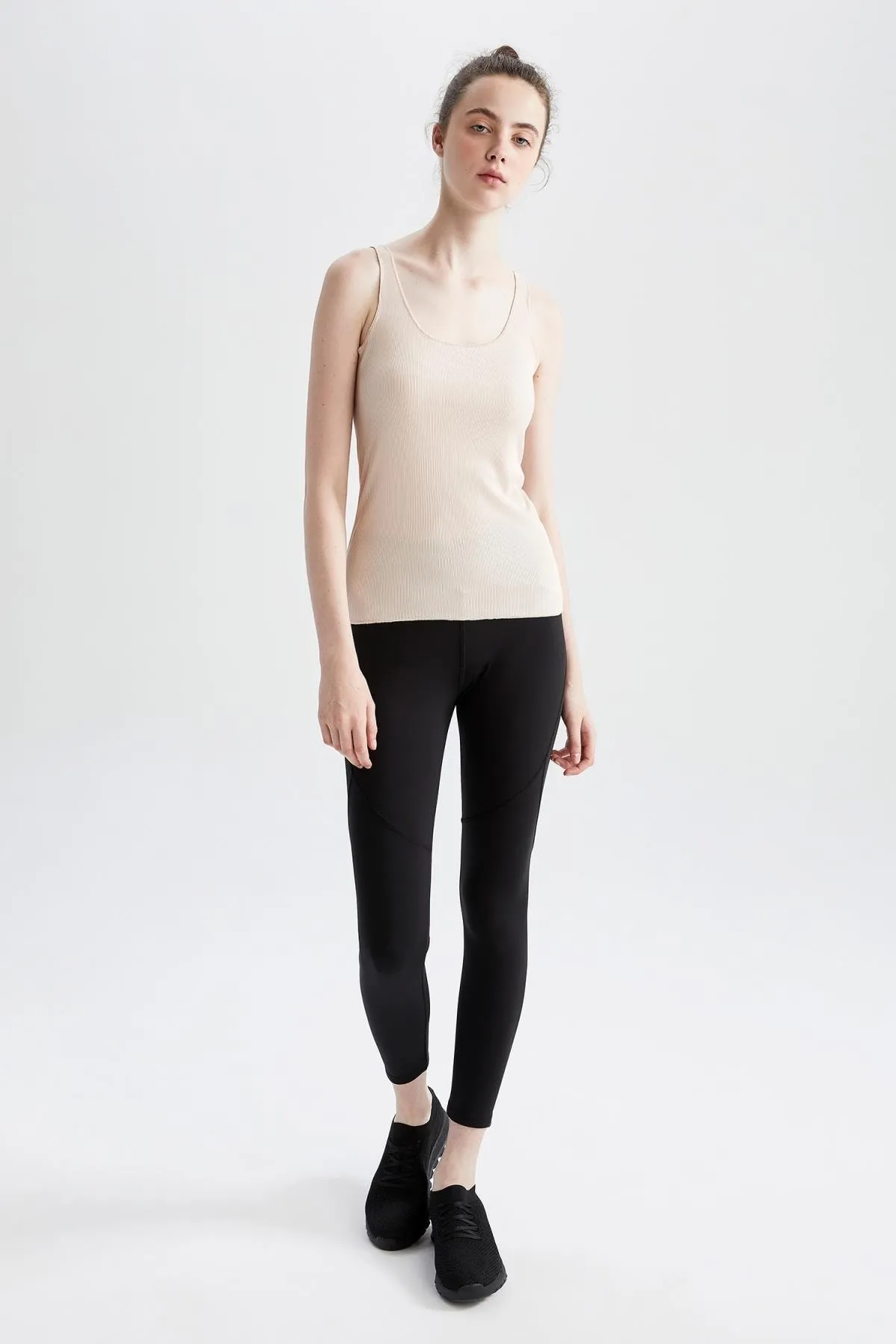 DeFacto  Passform: Slim-Fit-Unterhemd mit Rundhalsausschnitt