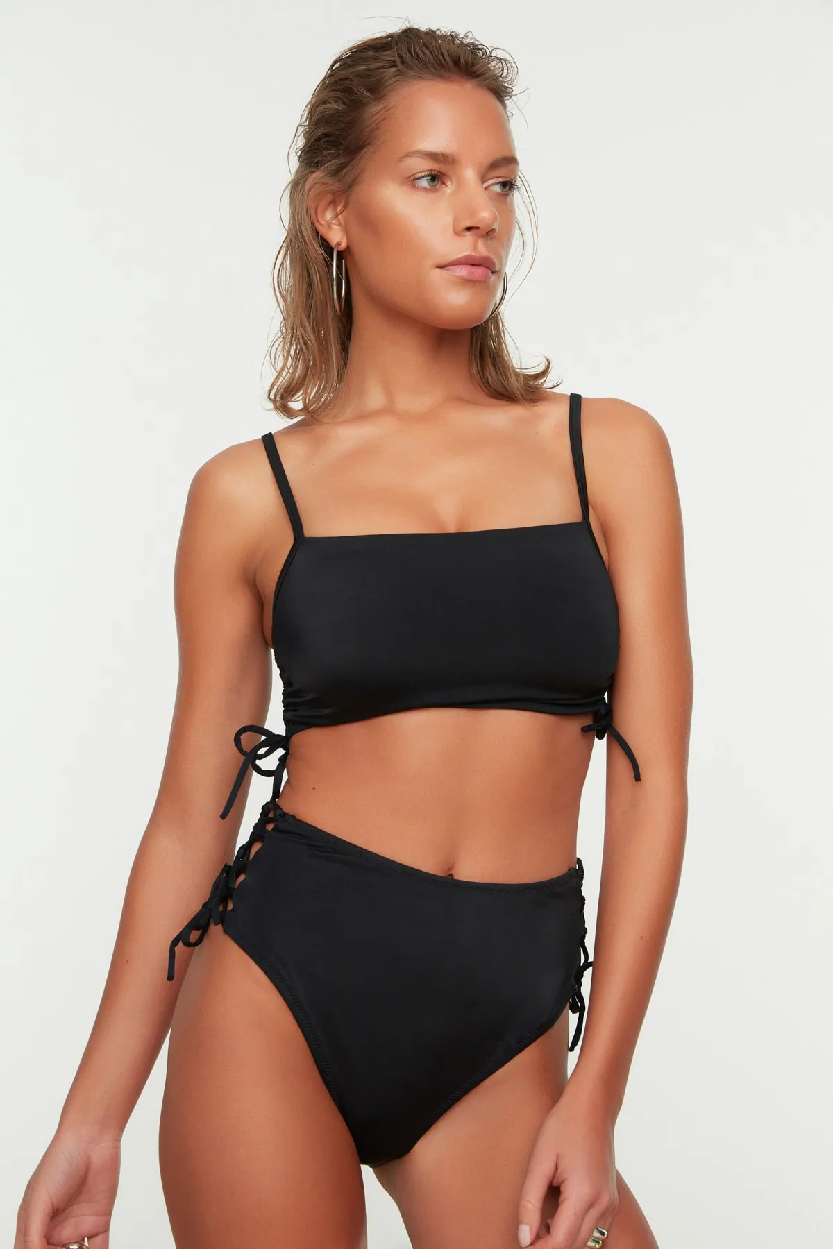 Trendyol Collection  Schwarze Hipster-Bikinihose mit Paspelierung und hoher Taille TBESS22BA0044